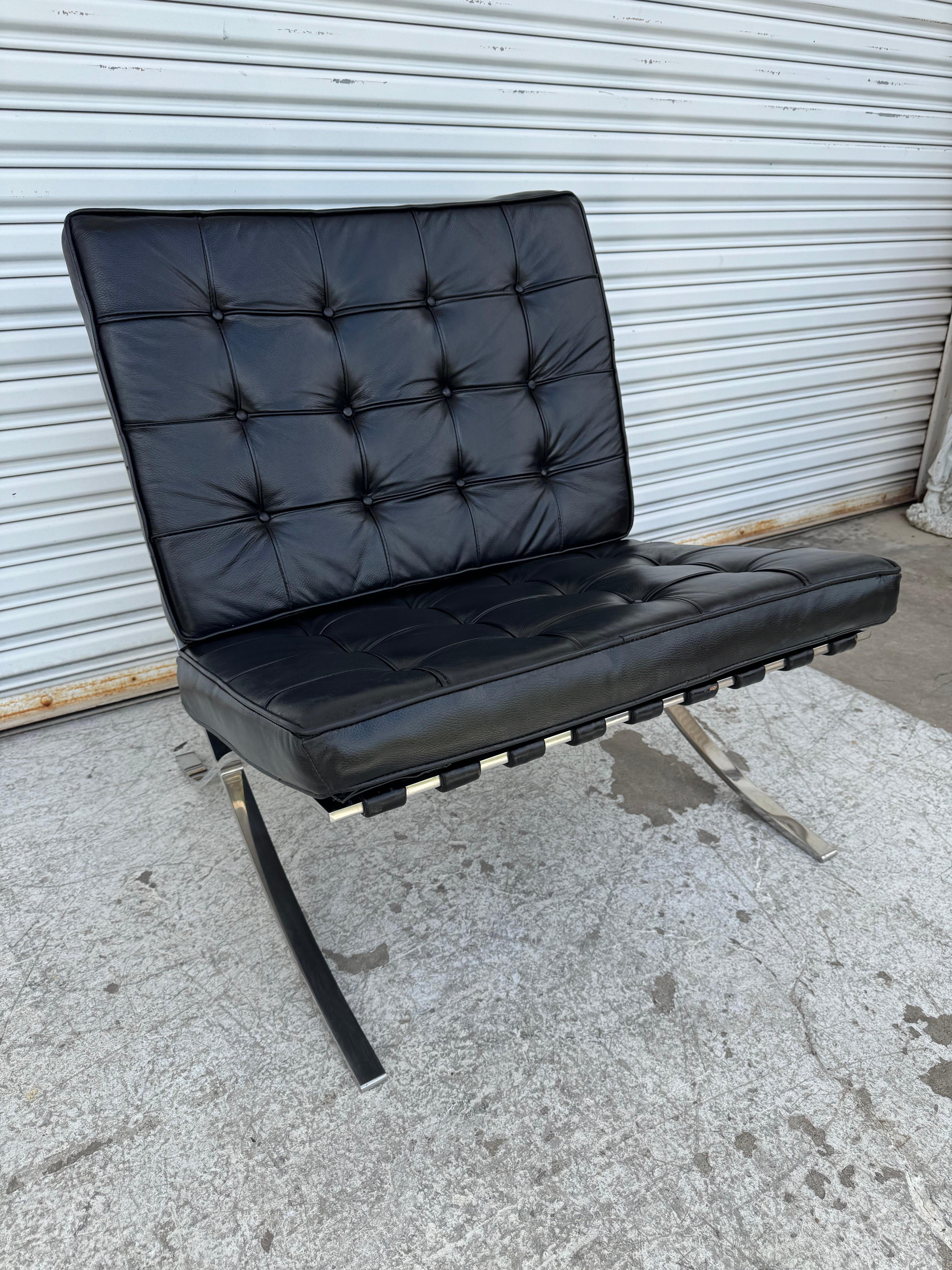 Mies van der Rohe for Knoll Black Tufted Leather Barcelona Chair In Good Condition For Sale In Pasadena, TX