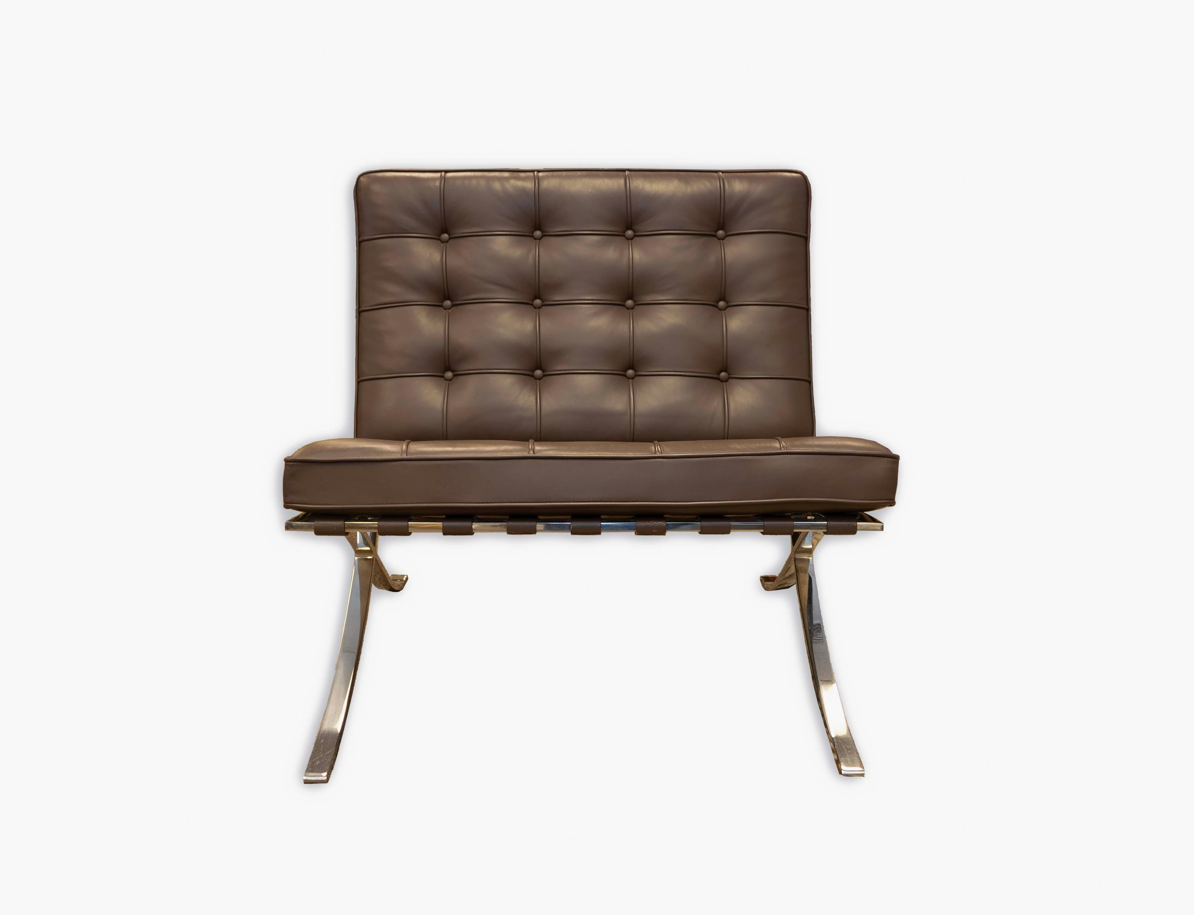 Découvrez le summum de l'élégance intemporelle avec cette authentique chaise Barcelona, conçue par Mies Van Der Rohe pour Knoll. Fabriqué avec un somptueux cuir marron et un capitonnage caractéristique, ce meuble sert non seulement de siège luxueux
