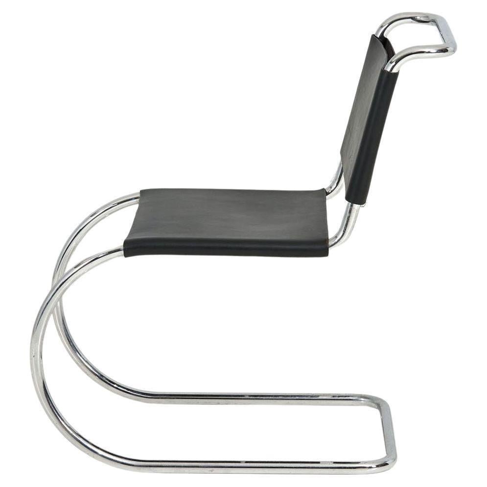 Mies van der Rohe pour Knoll International Chaise MR 256cs, cuir noir, années 1980. 
La Collection S représente quelques-uns des premiers meubles en acier conçus par Mies van der Rohe. Le matériau du cadre a été inspiré par Marcel Breuer, un autre