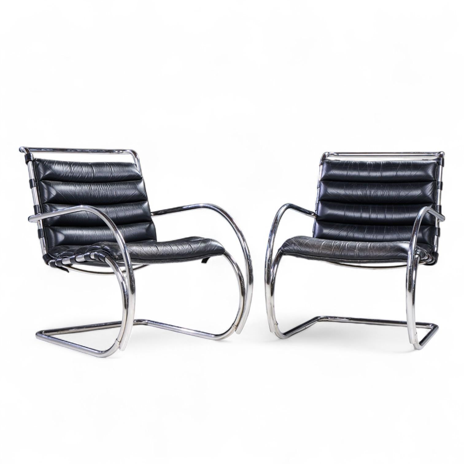 Mies van der Rohe for Knoll MR Mid Century Lounge Chairs en cuir noir - Paire

Chaque chaise mesure : 25 de large x 36 de profond x 33 de haut, avec une hauteur d'assise de 17 et une hauteur d'accoudoir de 23 pouces.

Très bon état Vintage.

Nous