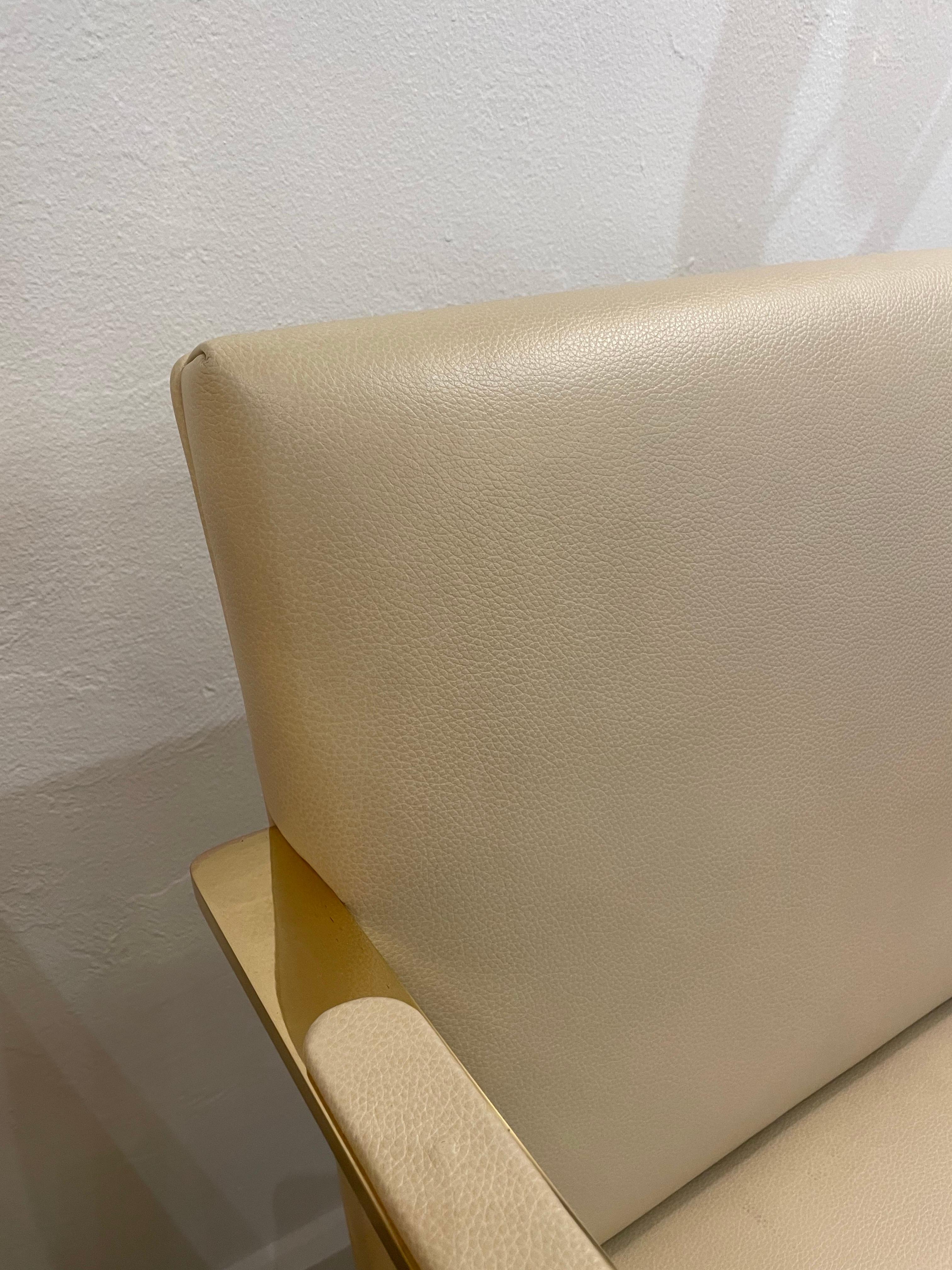 Der Stuhl Flat Bar Brno, Modell 255, ist ein bemerkenswertes Beispiel für modernes Design des berühmten Architekten Ludwig Mies van der Rohe.  Dieser besondere Stuhl ist aus polierter Bronze, was ihn schwer und wichtig macht.  Der Entwurf stammt aus