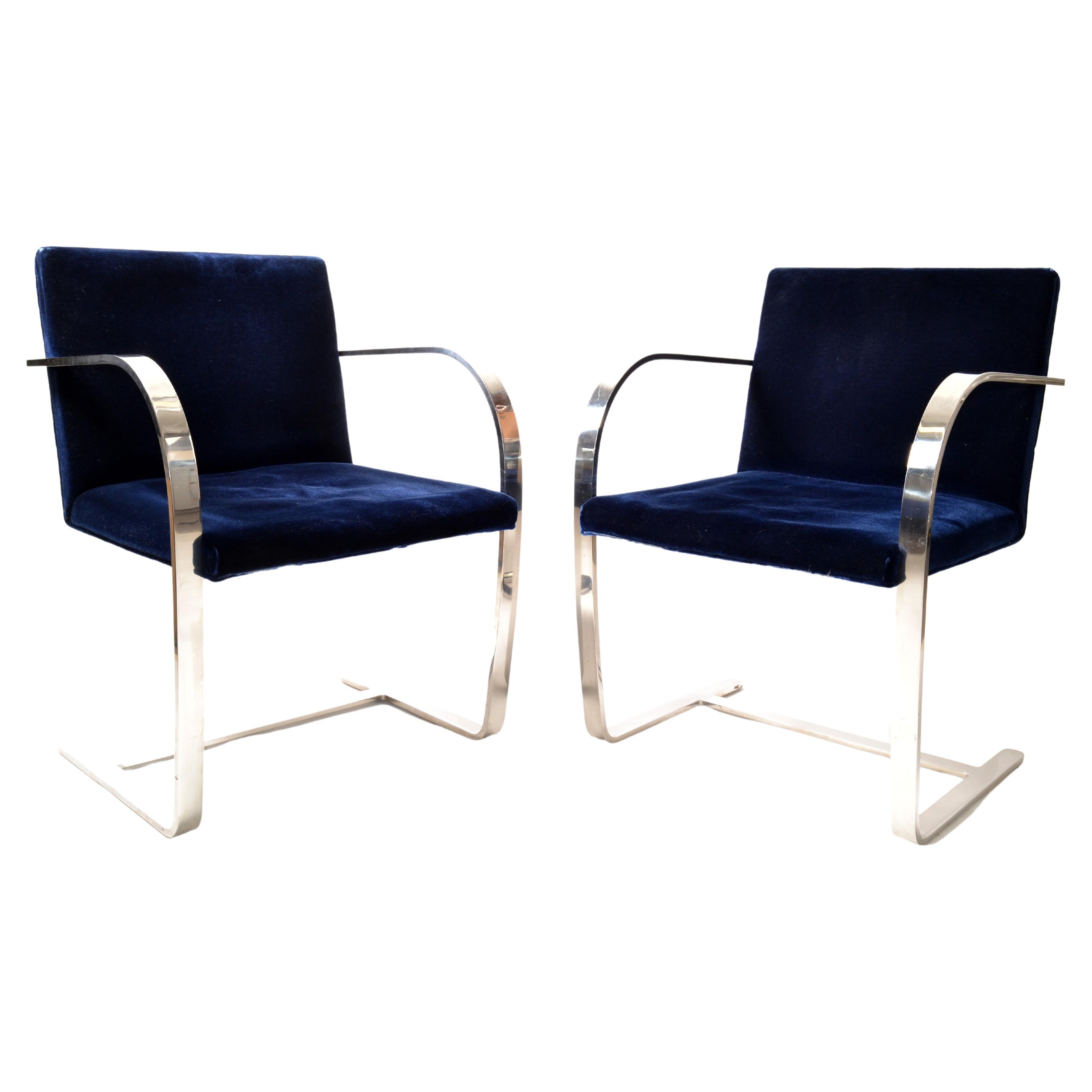 Mies Van Der Rohe pour Knoll, paire de chaises Brno en acier inoxydable et velours bleu, 1977  