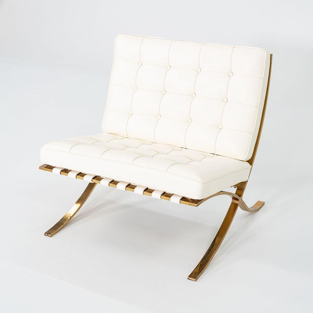 Il s'agit d'une chaise Barcelona, conçue à l'origine par Ludwig Mies van der Rohe et Lilly Reich en 1929. Cet exemplaire particulier a été produit par Knoll en collaboration avec Gratz Industries (anciennement Treitel Gratz) et présente une