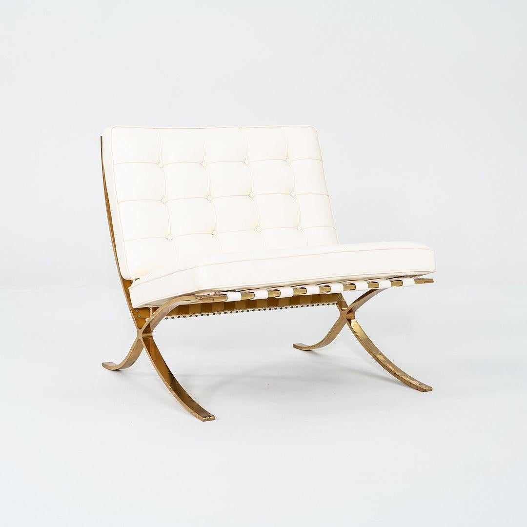 Mies Van der Rohe + Gratz Barcelona Chair en cuir avec structure plaquée or en vente 1