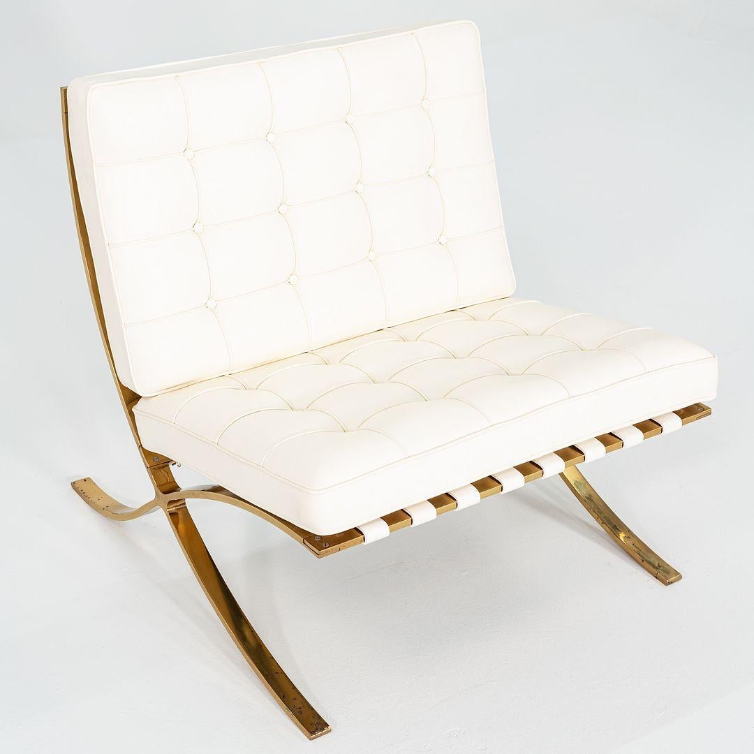 Mies Van der Rohe + Gratz Barcelona Chair en cuir avec structure plaquée or en vente 2