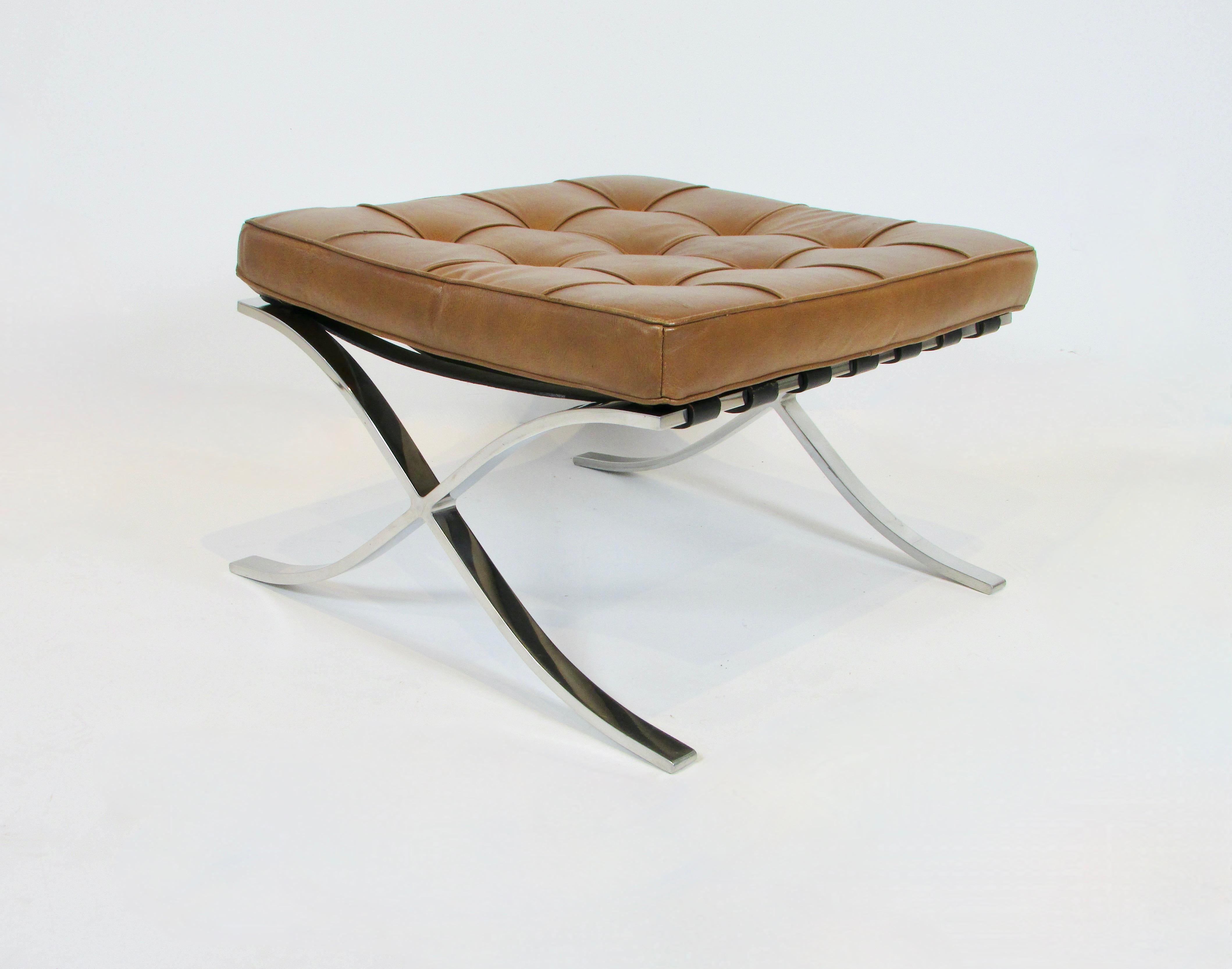 Der Barcelona-Stuhl und der dazugehörige Hocker wurden von Ludwig Mies van der Rohe und Lilly Reich für den deutschen Pavillon auf der Weltausstellung 1929 in Barcelona, Katalonien, entworfen.
Obwohl viele Architekten und Möbeldesigner der