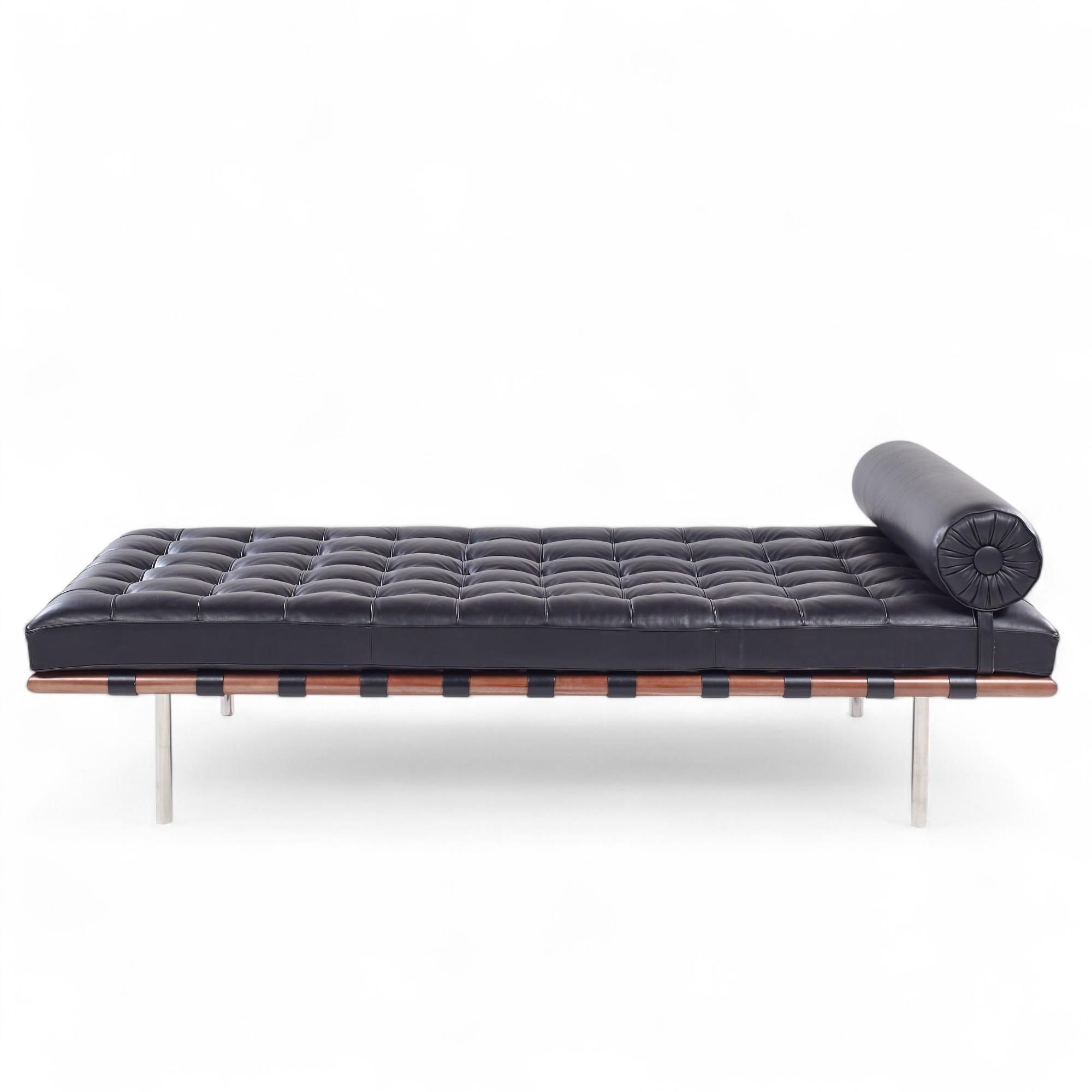 Mies van der Rohe Knoll Mid Century Barcellona Daybed Chaise

Questa sedia a sdraio misura: 38 di larghezza x 77 di profondità x 25 di altezza, con un'altezza della seduta/spazio libero di 17,75 pollici.

Tutti i mobili possono essere acquistati in