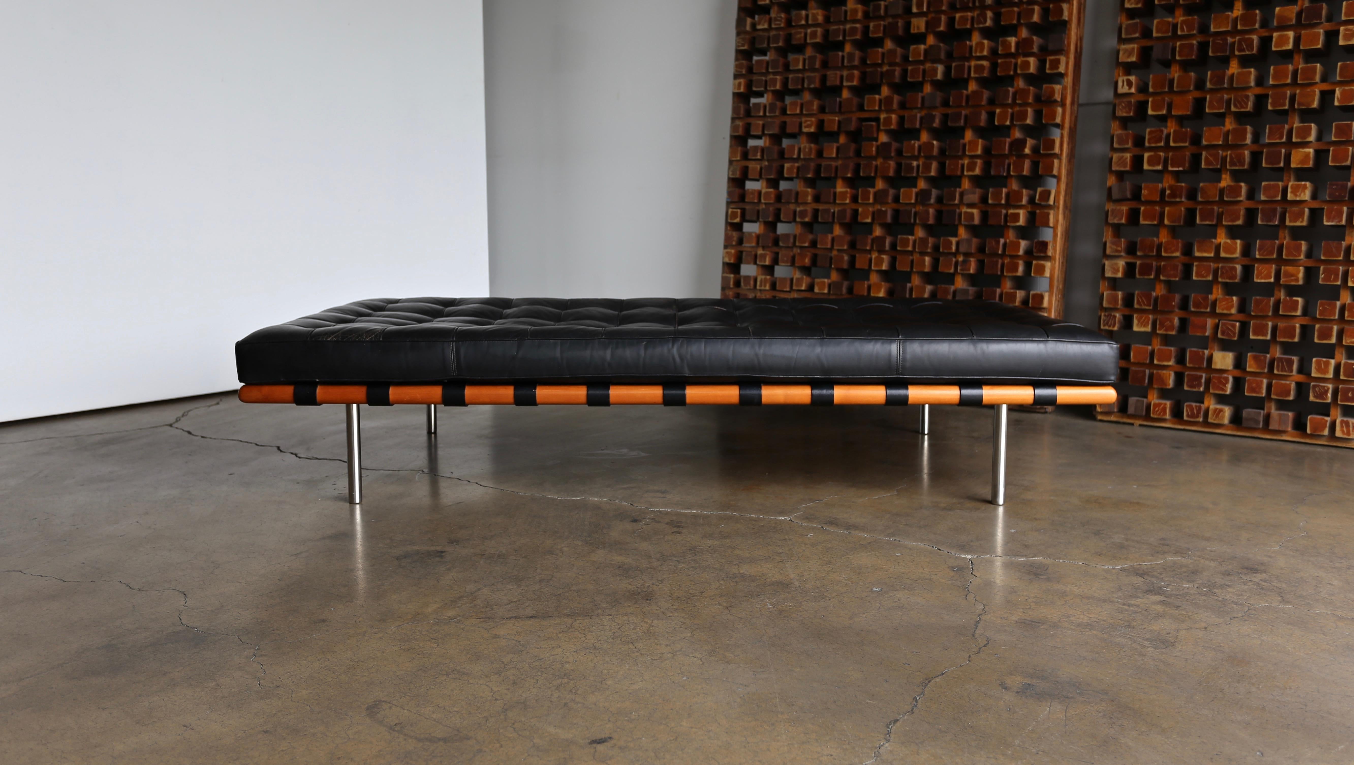 Mies van der Rohe Leather and Walnut Daybed for Knoll, 1983 4