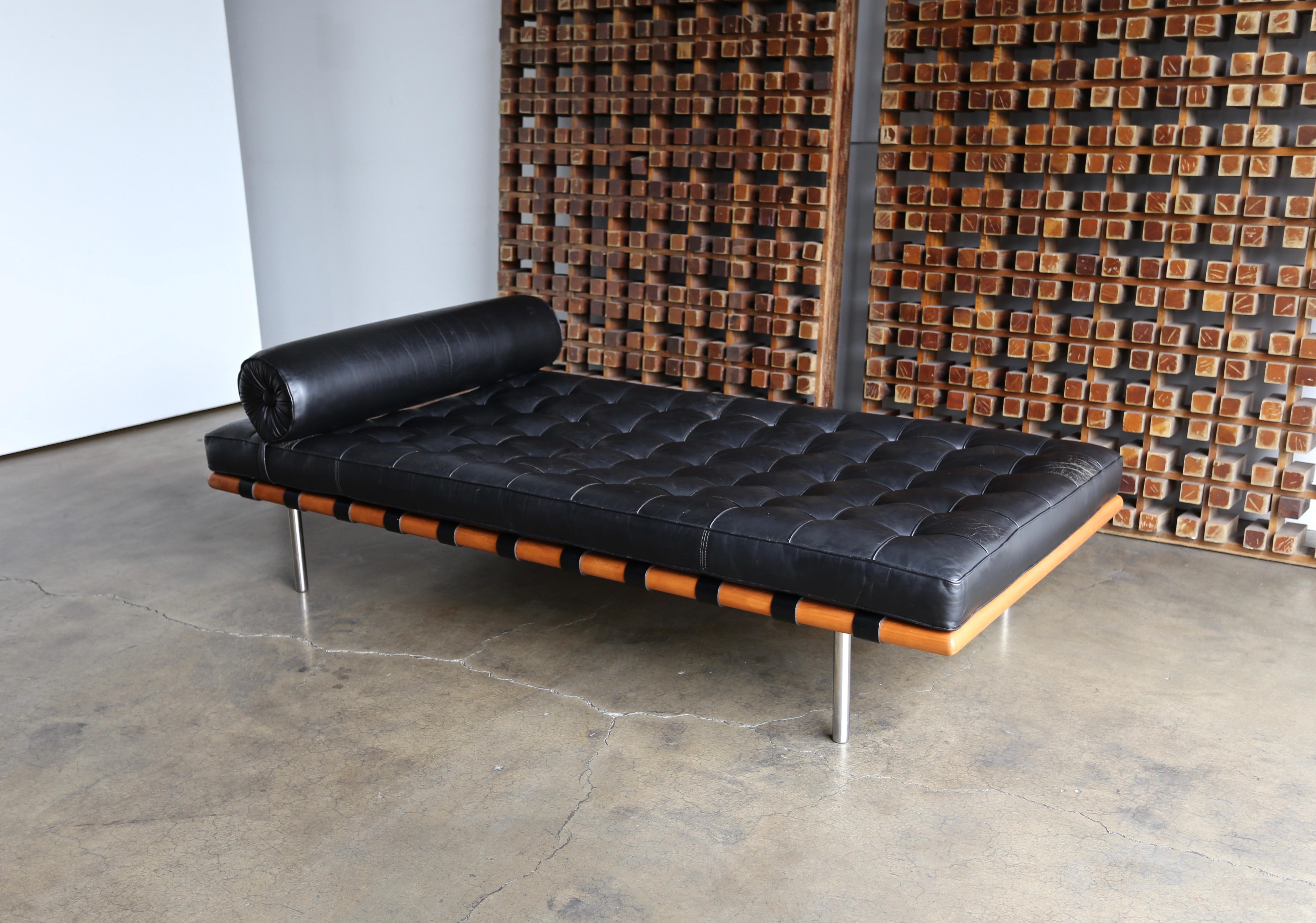 Mid-Century Modern Mies van der Rohe Leather and Walnut Daybed for Knoll, 1983