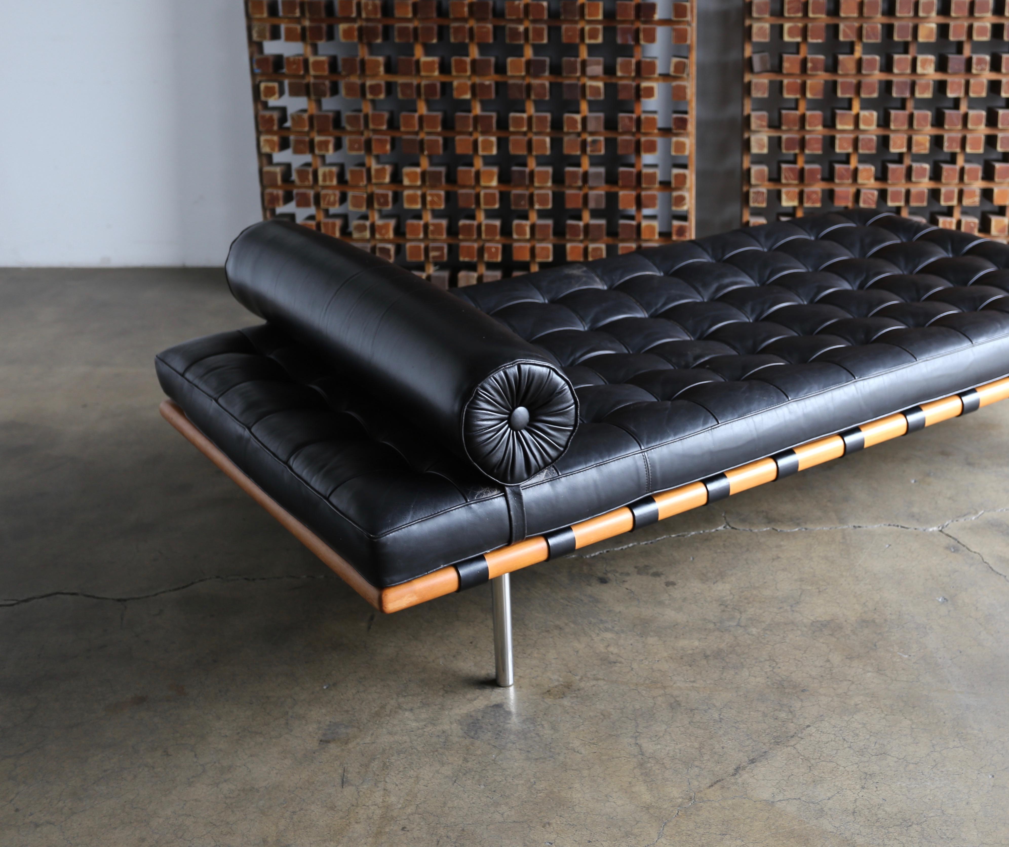 Mies van der Rohe Leather and Walnut Daybed for Knoll, 1983 In Good Condition In Costa Mesa, CA