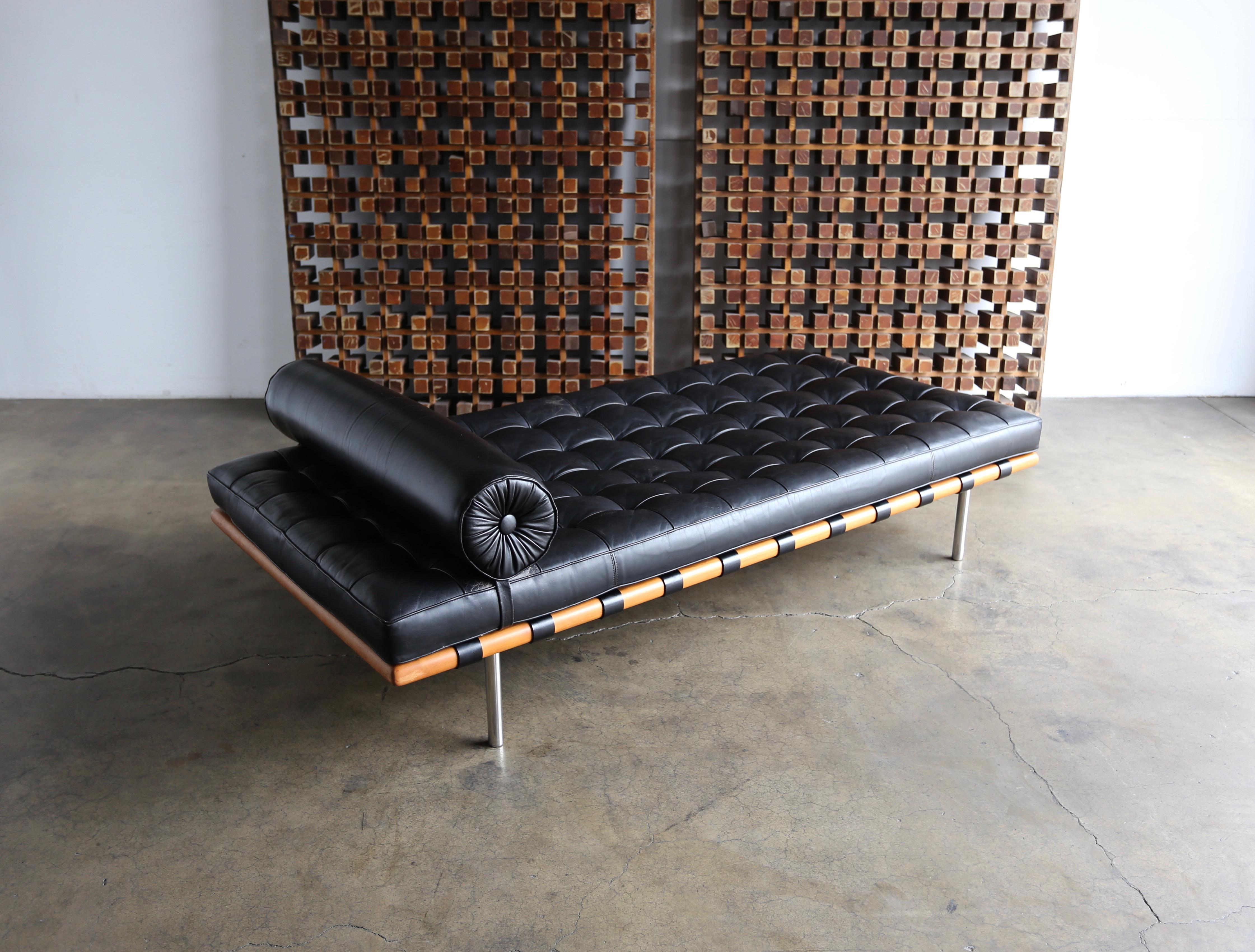 20th Century Mies van der Rohe Leather and Walnut Daybed for Knoll, 1983