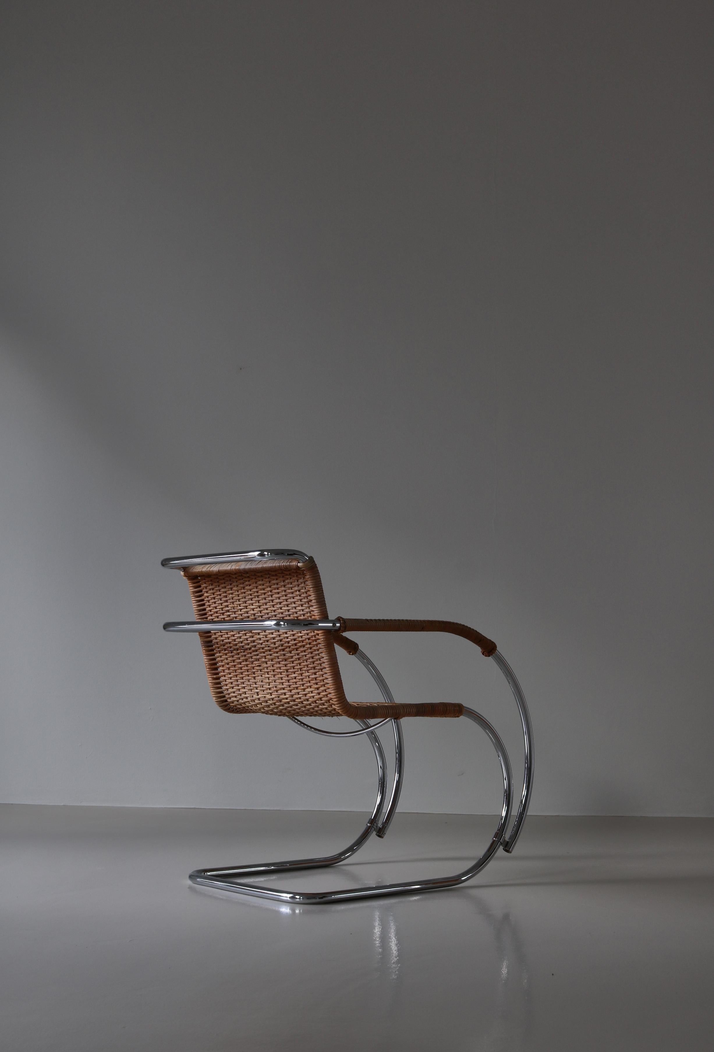 Mies van der Rohe Modell „MR20“ Freitragender Bauhaus-Stuhl aus Rattanschilfrohr und Stahl (Ende des 20. Jahrhunderts) im Angebot