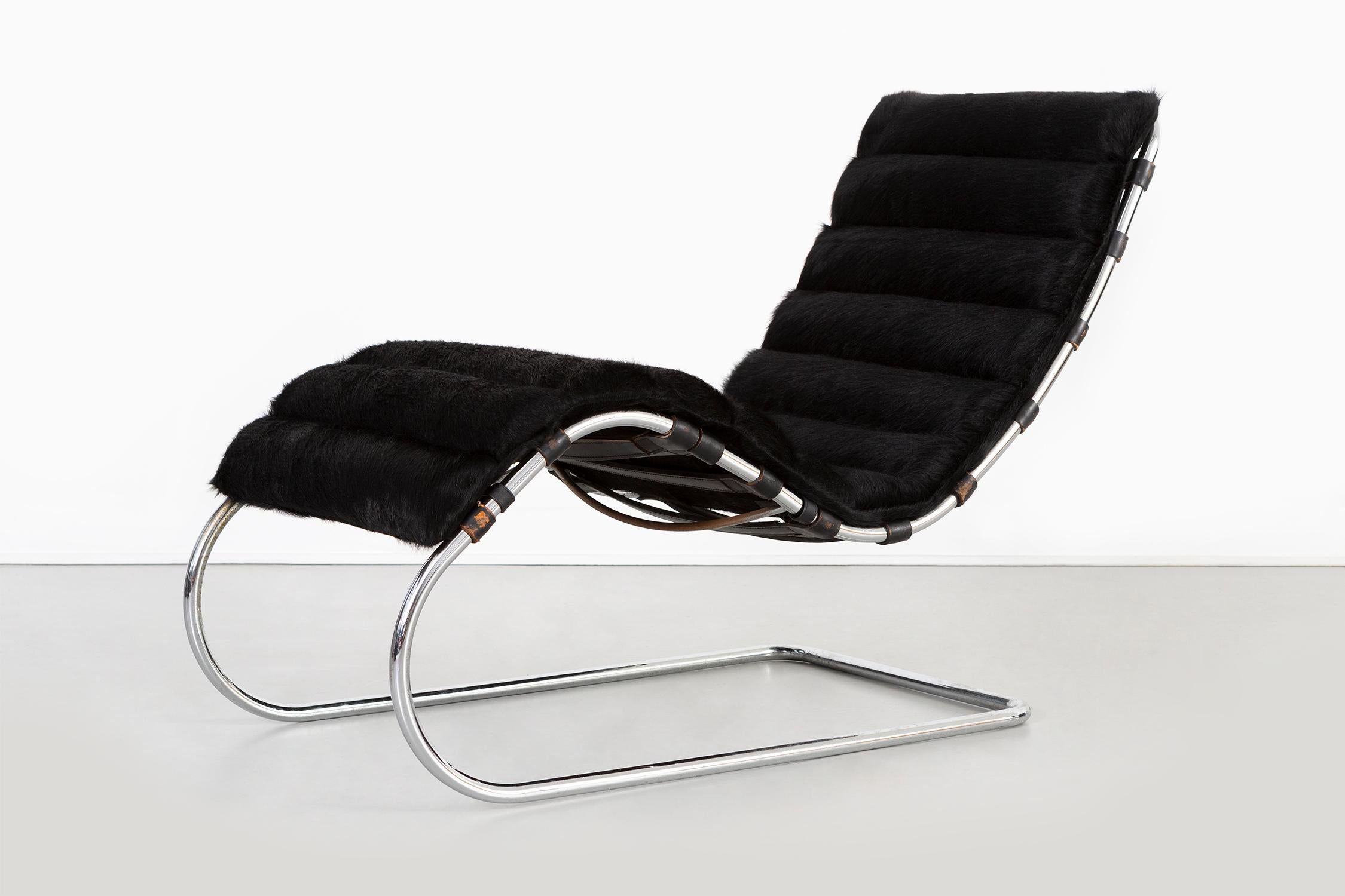 Mies van der Rohe MR Chaise for Knoll Reupholstered in Brazilian Cowhide (Moderne) im Angebot