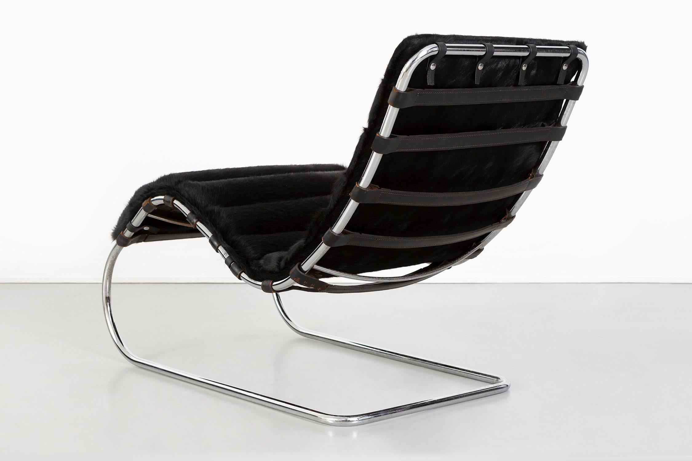 Mies van der Rohe MR Chaise for Knoll Reupholstered in Brazilian Cowhide im Zustand „Gut“ im Angebot in Chicago, IL