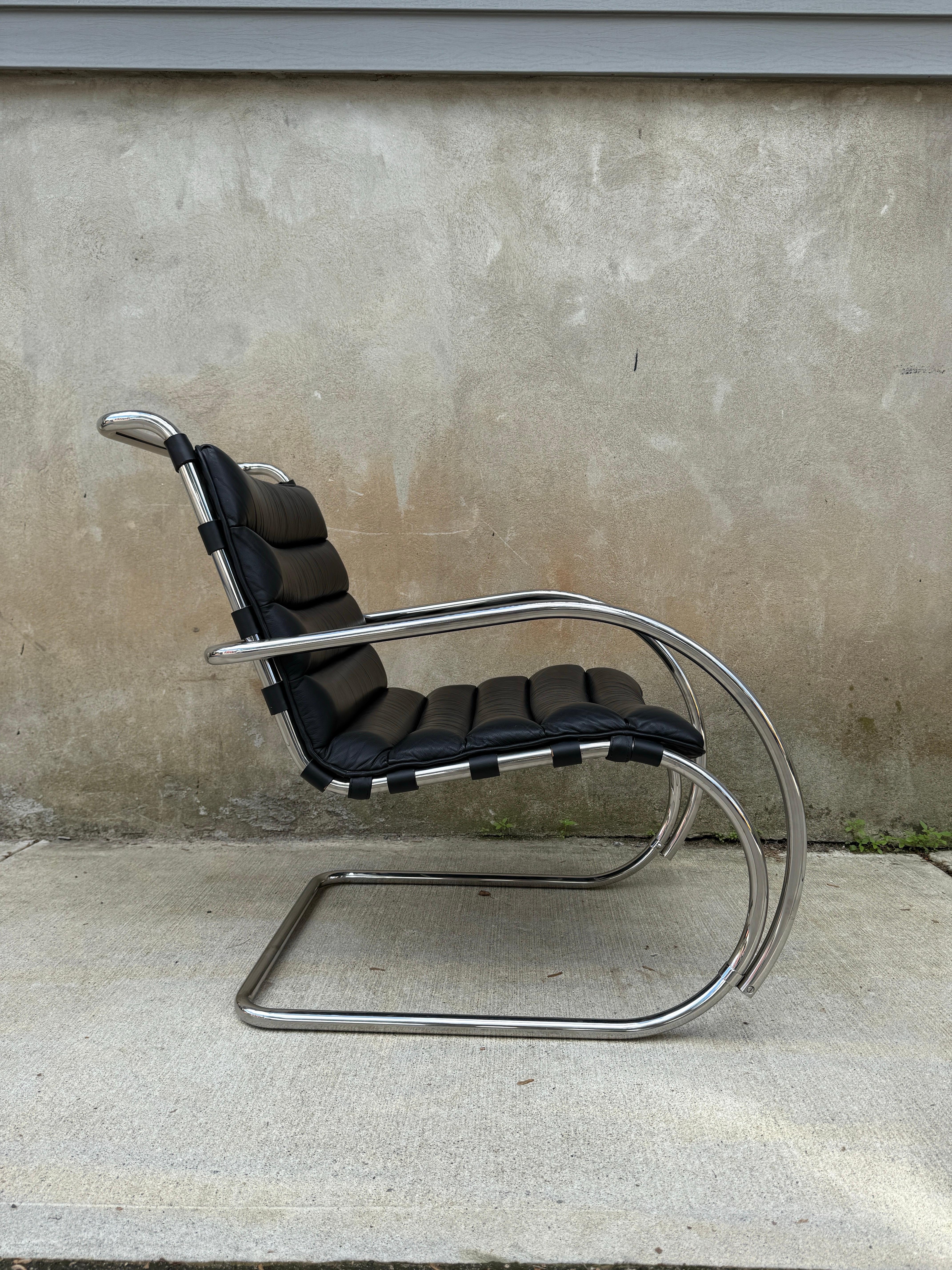 Eccellente esempio di design degli anni '20, questa sedia da salotto con braccioli MR di Mies Van der Rohe per Knoll è stata realizzata nel 1980 e presenta il rivestimento in pelle originale e le etichette ancora attaccate.  La pelle e i cinturini