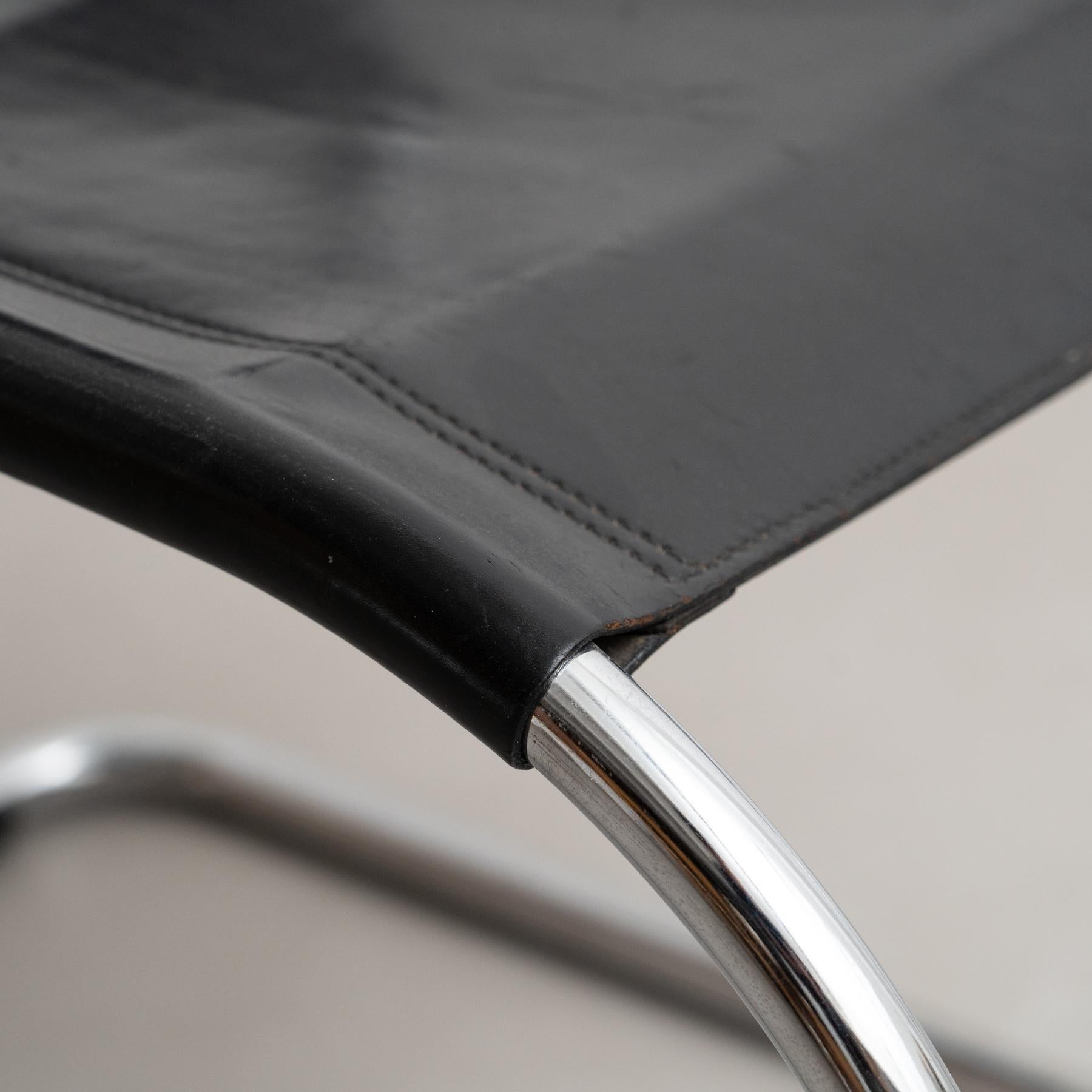 Mies van der Rohe MR10 Sessel aus schwarzem Leder, um 1960 im Angebot 6