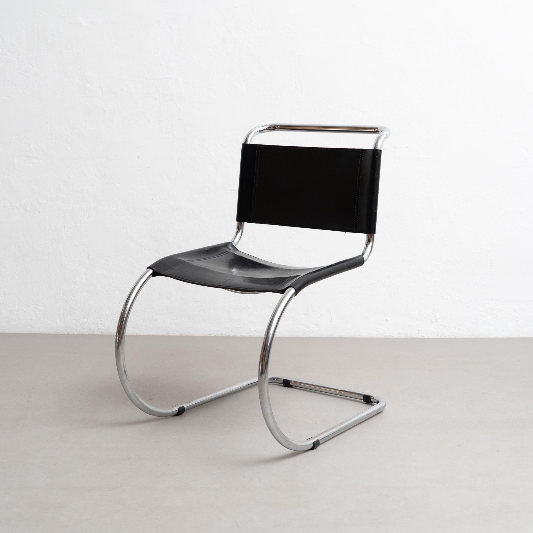 Embrassez la simplicité raffinée de l'architecture moderne avec cette superbe chaise CIRCA, conçue par le célèbre Ludwig Mies van der Rohe vers 1930 et fabriquée par un fabricant inconnu en Allemagne vers 1960. Inspiré par les chaises de Marcel
