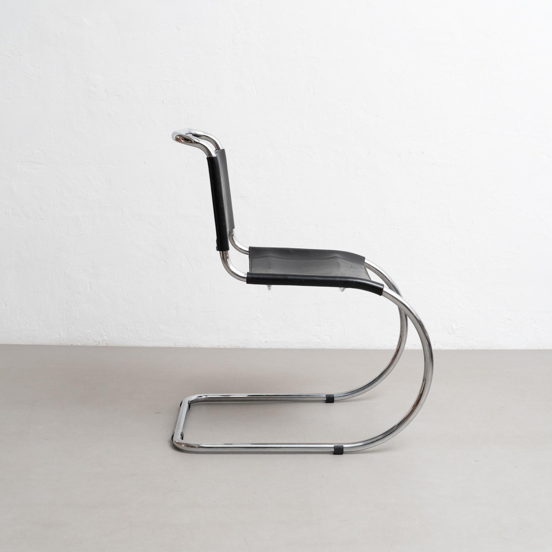 Mies van der Rohe MR10 Black Leather Easy Chair, circa 1960 In Good Condition For Sale In Barcelona, Barcelona