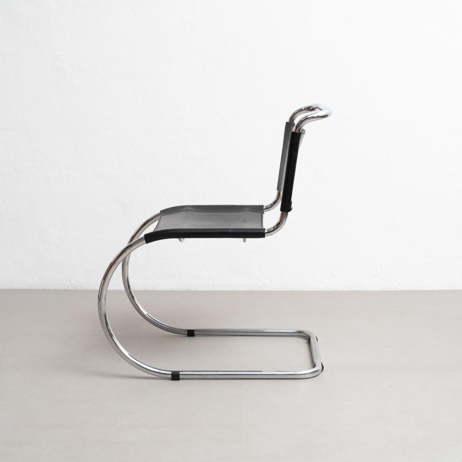 Mies van der Rohe MR10 Black Leather Easy Chair, circa 1960 In Good Condition For Sale In Barcelona, Barcelona