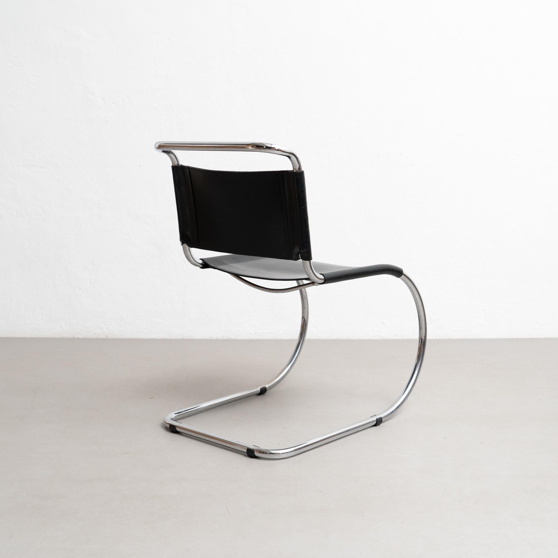 Mies van der Rohe MR10 Black Leather Easy Chair, circa 1960 For Sale 1