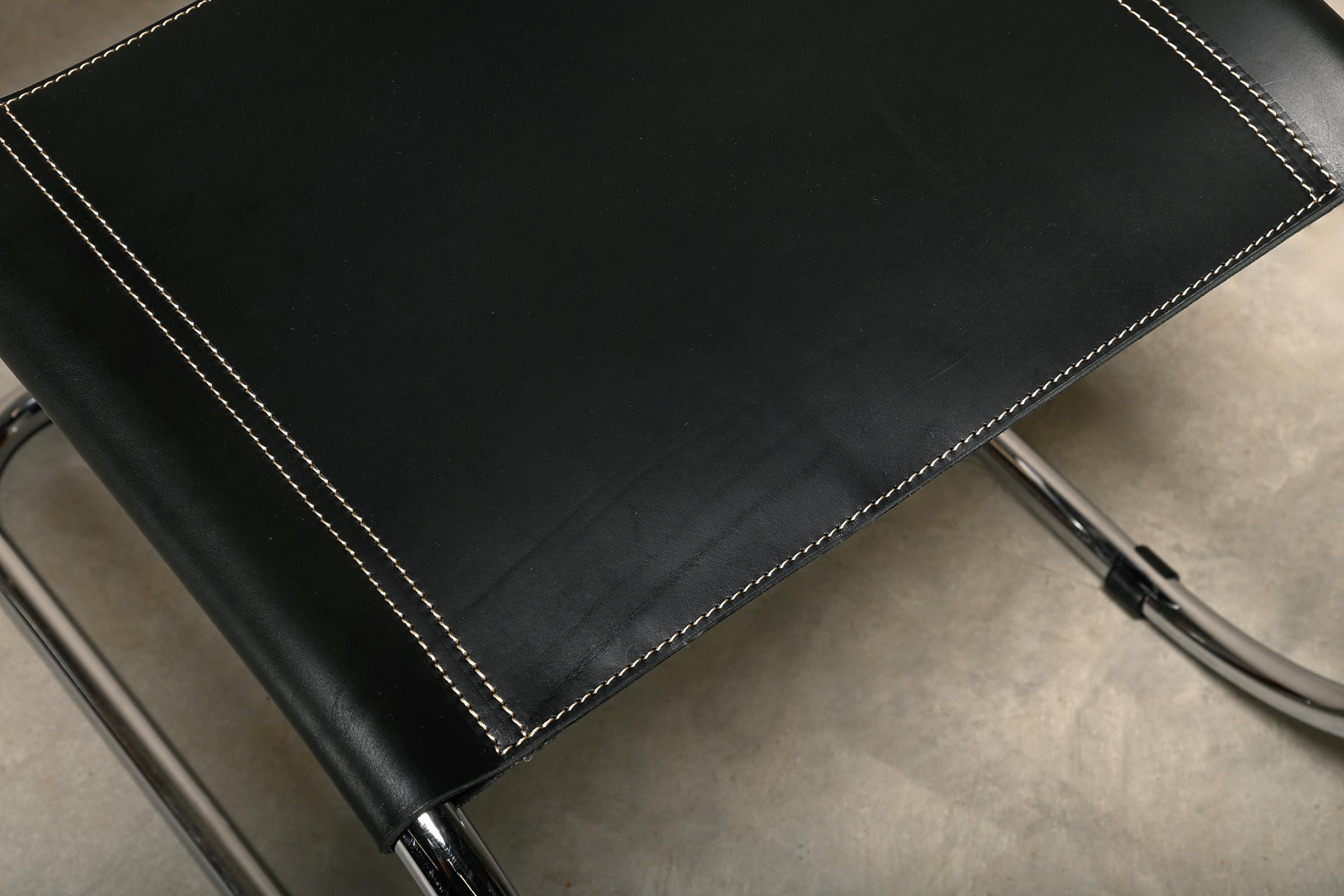 Sillas cantilever Mies Van Der Rohe MR10 de cuero negro para Fasem, Italia 7