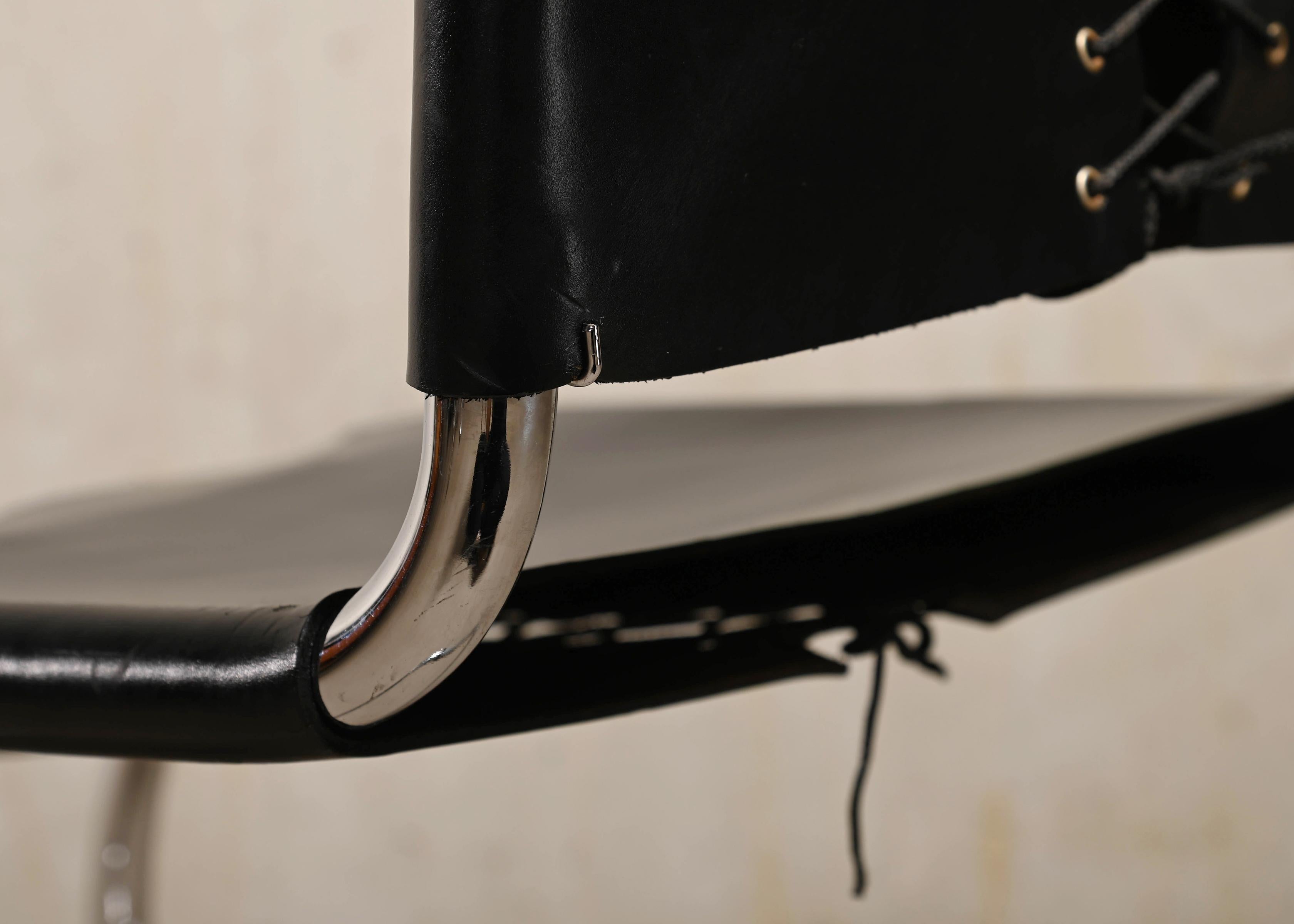 Chaises cantilever Mr10 en cuir noir Mies Van Der Rohe pour Gavina 12