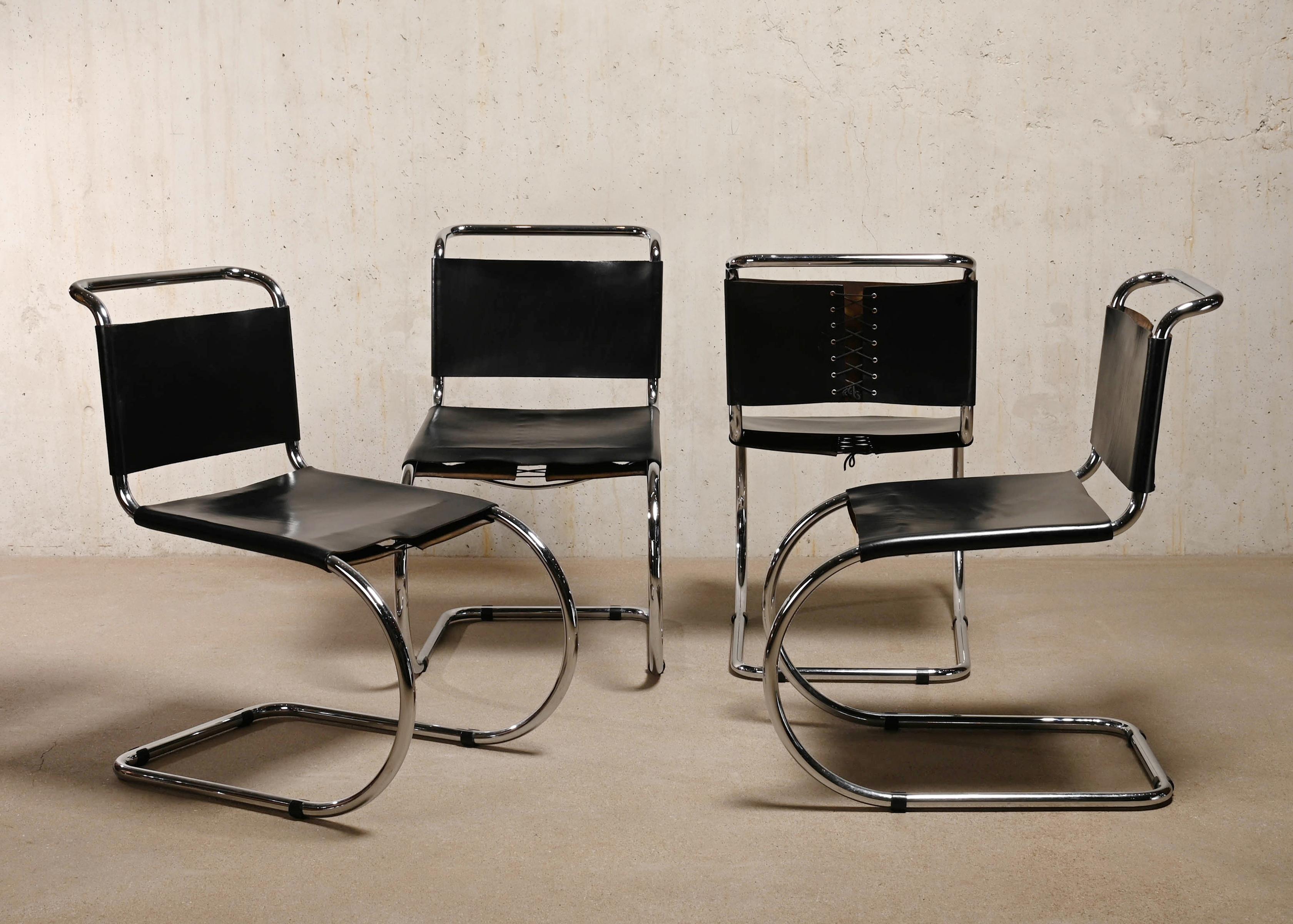 Ensemble iconique de chaises cantilever MR 10 (256CS) conçu par Mies van der Rohe pour Gavina. Cadre tubulaire en acier chromé, assise et dossier en cuir noir. Le cuir est en très bon état, non desséché et encore souple. Fonctionne toujours très