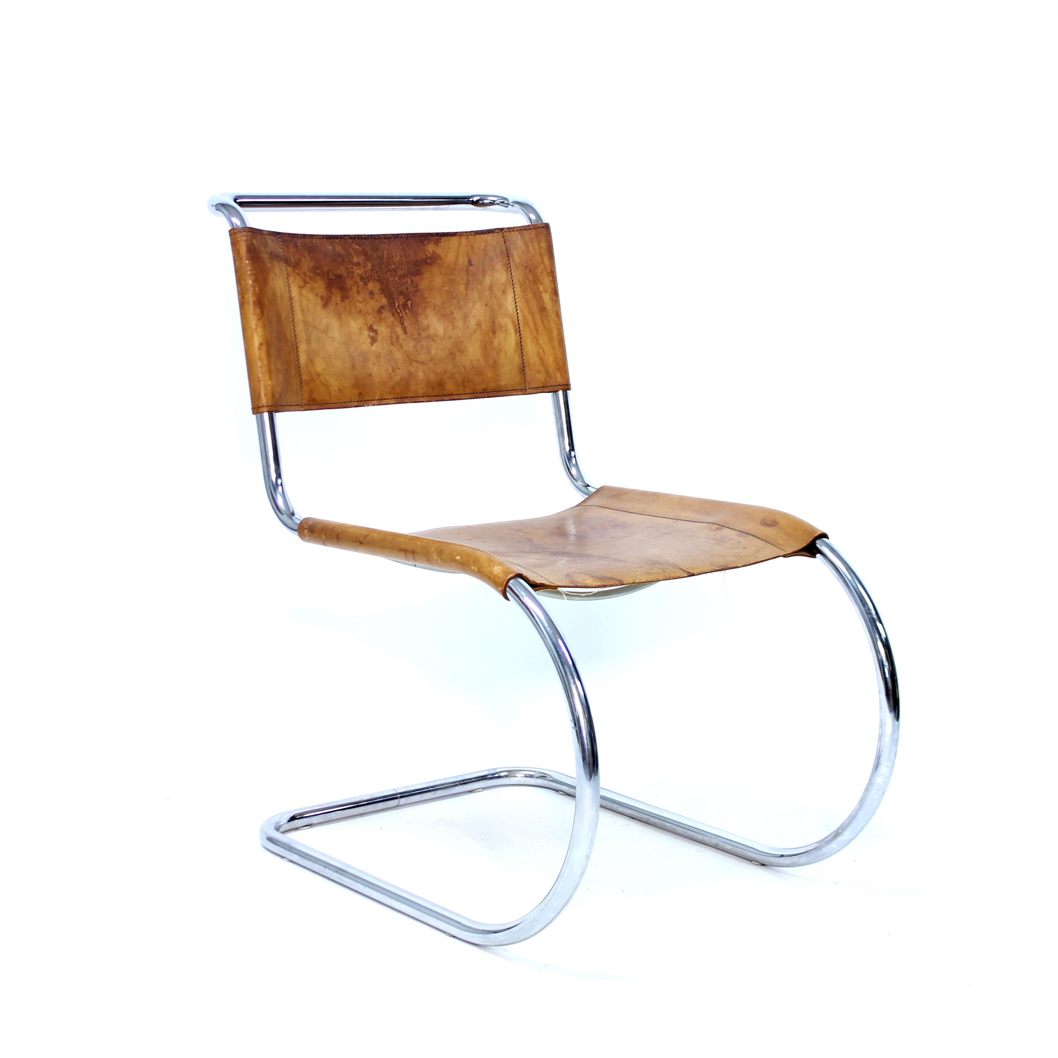 La leggendaria sedia di Ludwig Mies van der Rohe, modello MR10 (oggi ribattezzata S 533), progettata nel 1927, pochi anni prima della nomina a direttore della famosa scuola Bauhaus. Il produttore originale era un'azienda tedesca chiamata Berliner