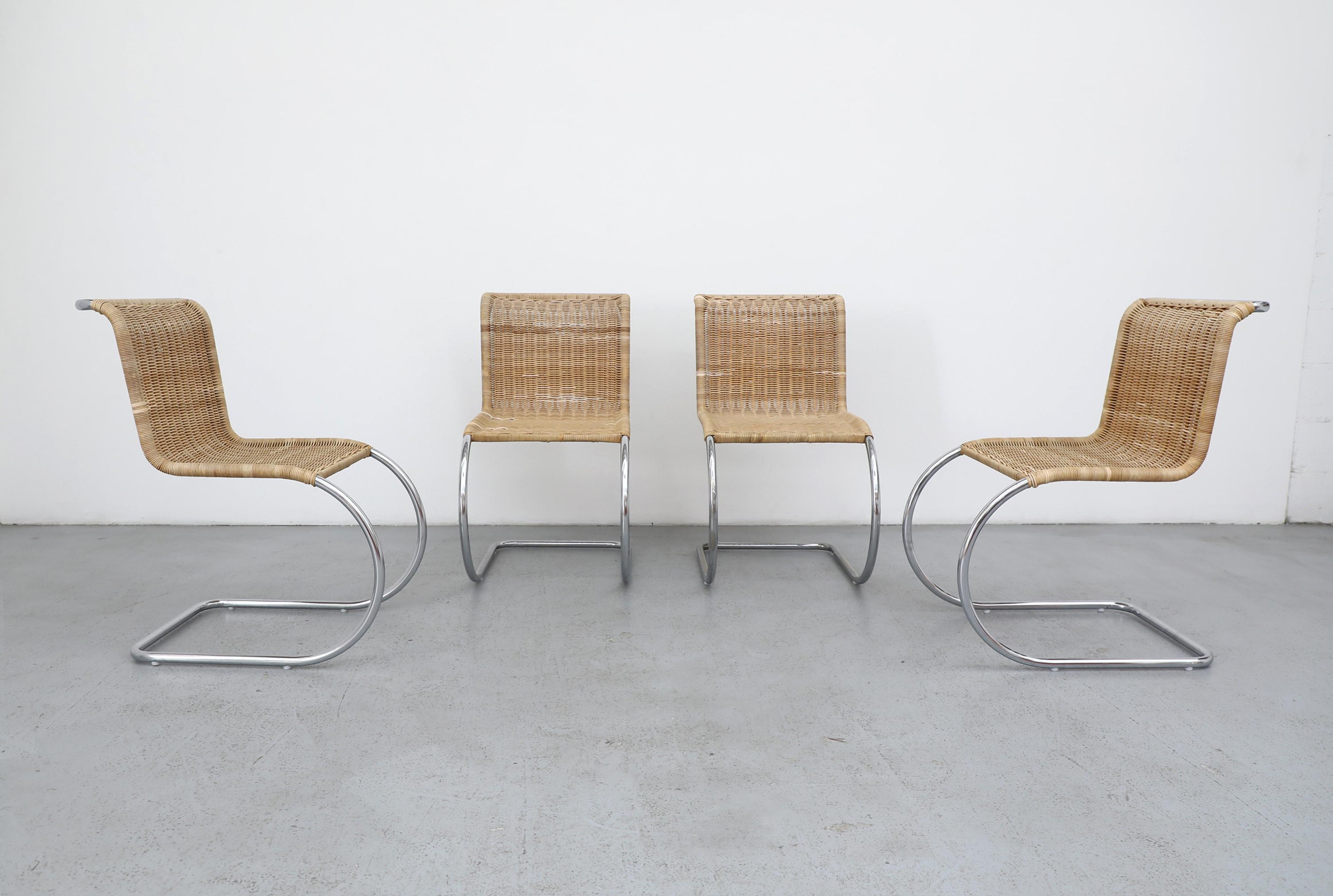 Satz von vier ikonischen MR10 armlosen Stühlen, entworfen von Ludwig Mies van der Rohe und hergestellt von Gavina, Italien. Diese Mid-Century Modern-Klassiker zeigen das Engagement des Meisterarchitekten für funktionale Eleganz durch klare Linien