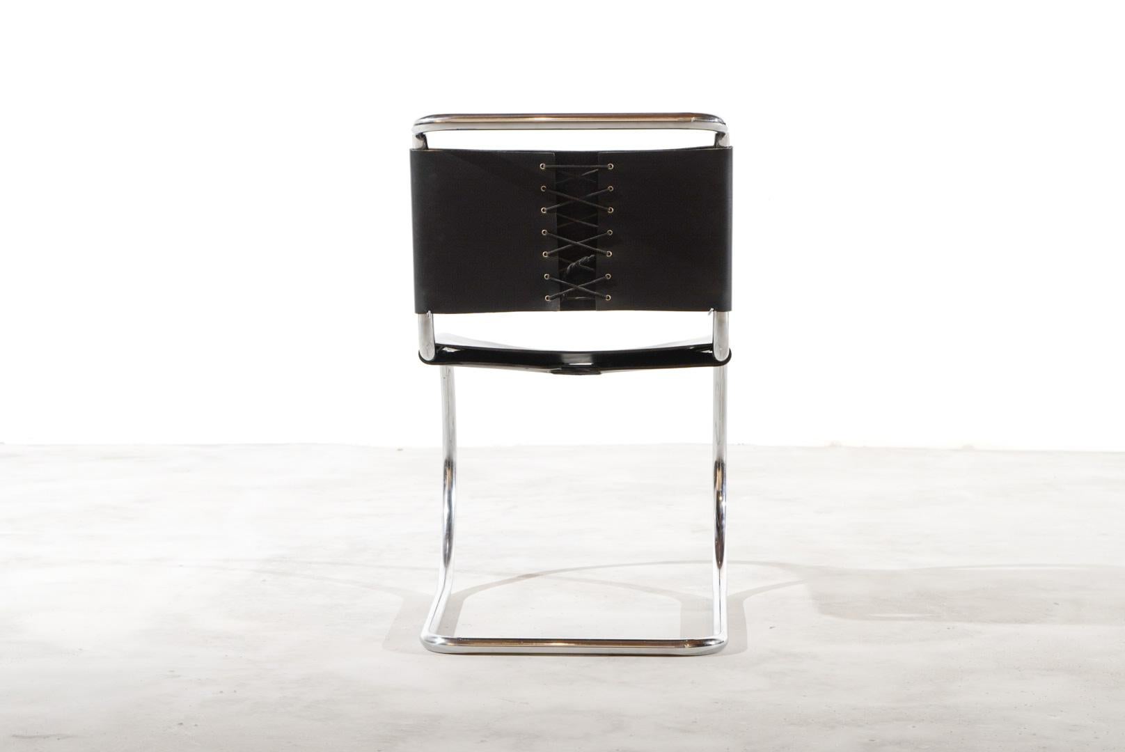 Schön  MR10 Beistellstühle von Knoll International aus dickem Leder mit verchromten Rohrrahmen, die freitragend sind. 

Chrom + Leder sind in ausgezeichnetem Vintage-Zustand.

Die Stühle stammen aus den 1970er Jahren. Bauhaus in seiner schönsten