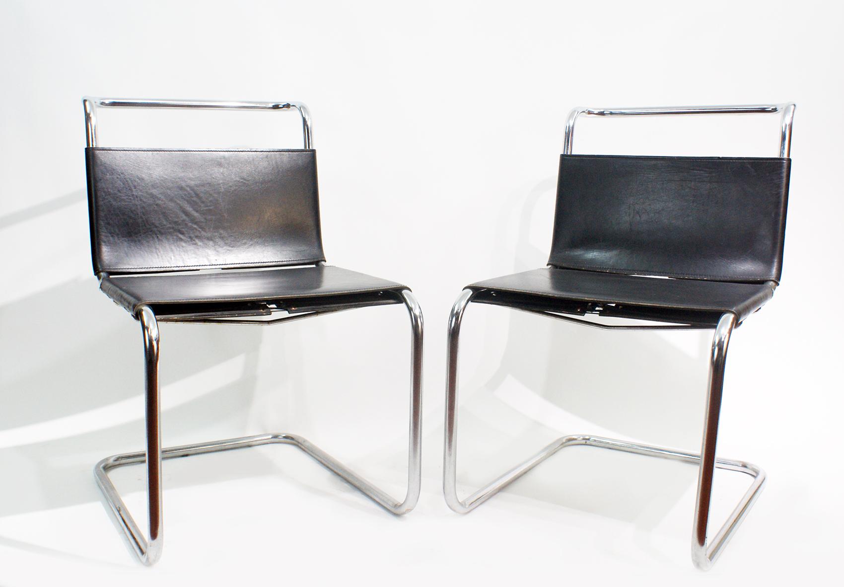 Une paire de salons cantilever vintage de Mies van der Rohe, modèle MR 10 produit par Knoll International
La chaise est dotée d'un cuir de ceinture noir utilisé comme élingue pour le dossier et l'assise, et d'un acier tubulaire chromé.
Ludwig Mies