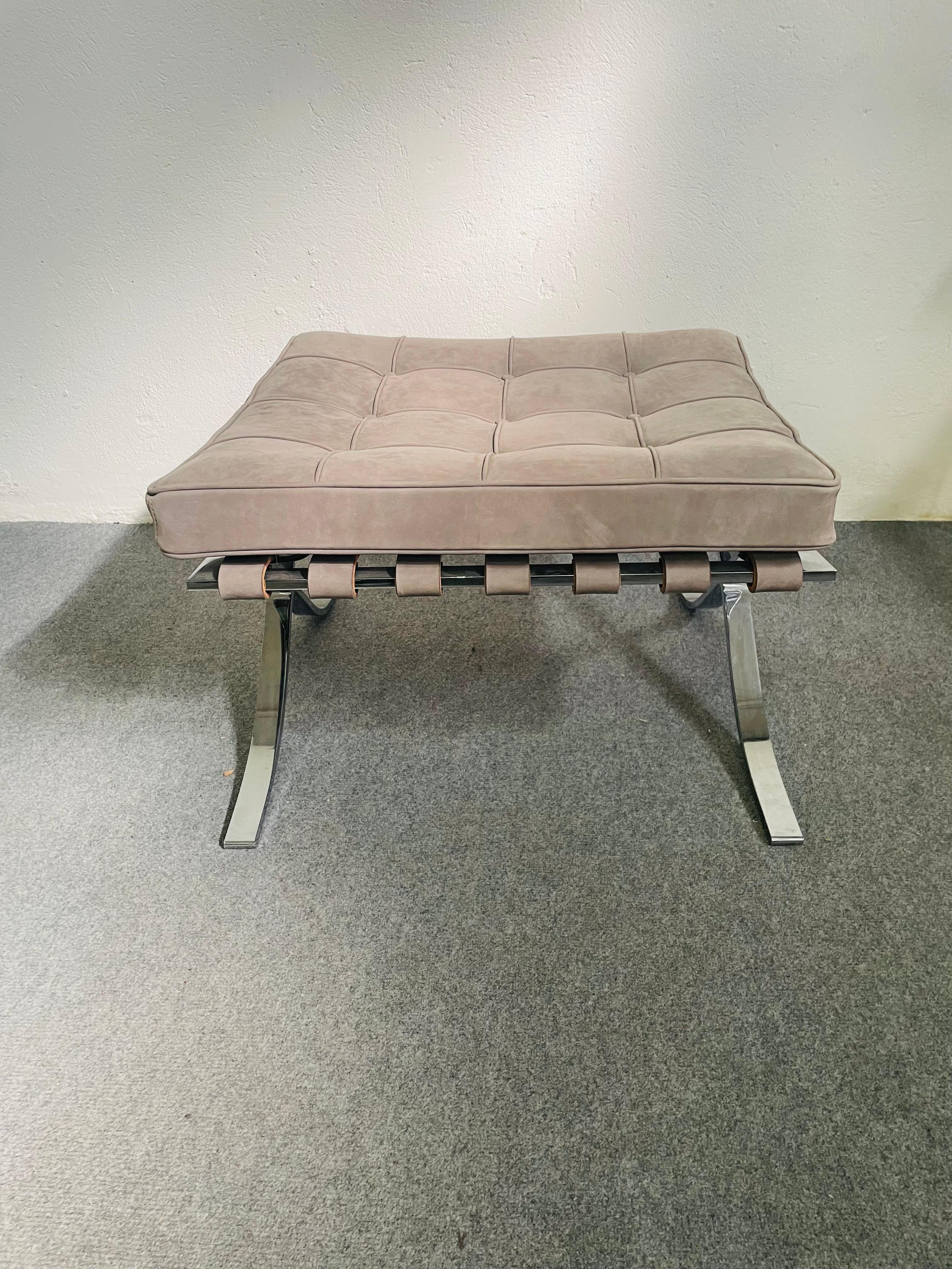 La chaise Barcelona et le pouf assorti ont été conçus par Ludwig Mies van der Rohe et Lilly Reich pour le pavillon allemand de l'exposition internationale de 1929, organisée à Barcelone, en Catalogne.
Bien que de nombreux architectes et créateurs de