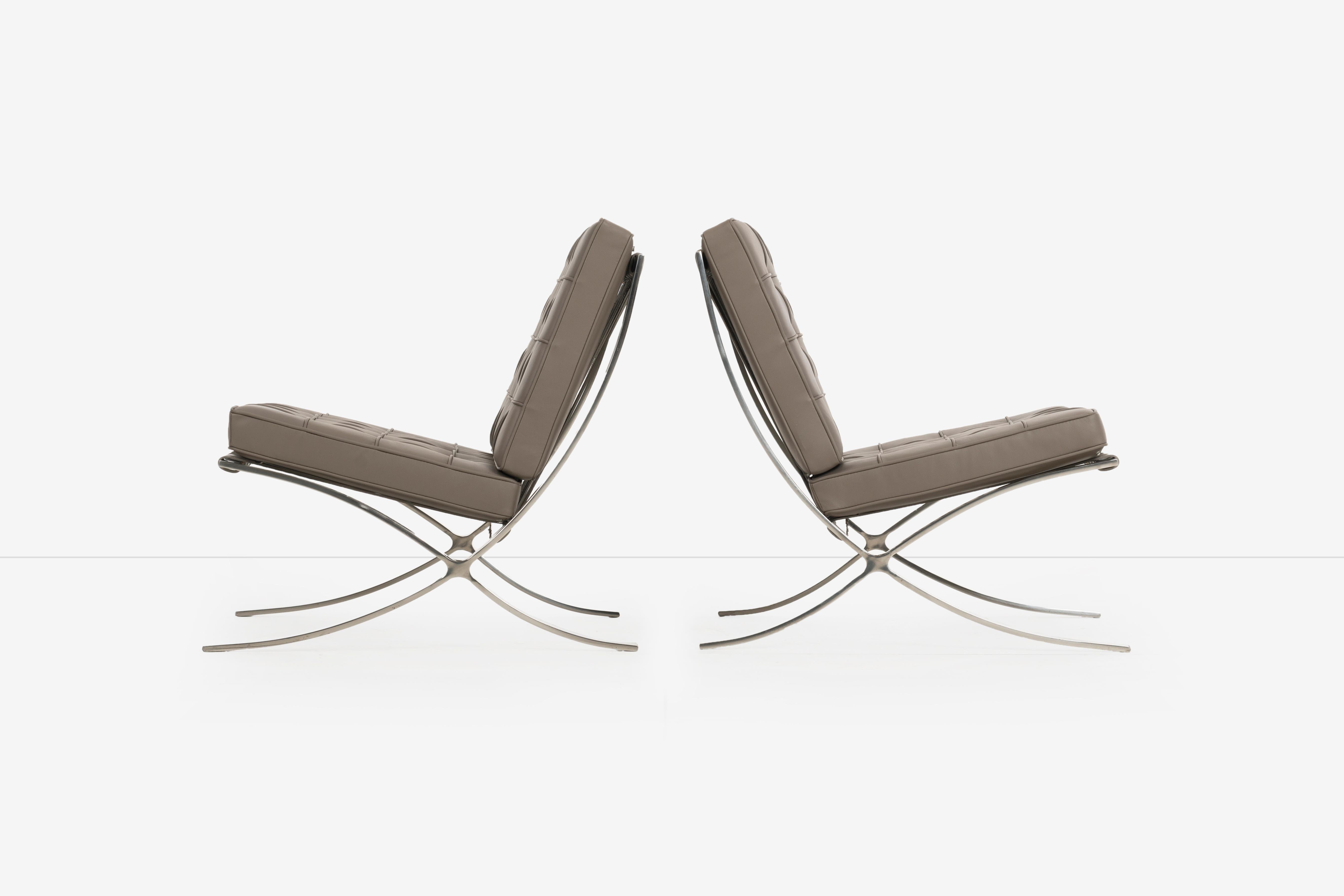 Mies van Der Rohe Pair of Barcelona Chairs and Ottoman for Knoll International In Good Condition In Chicago, IL