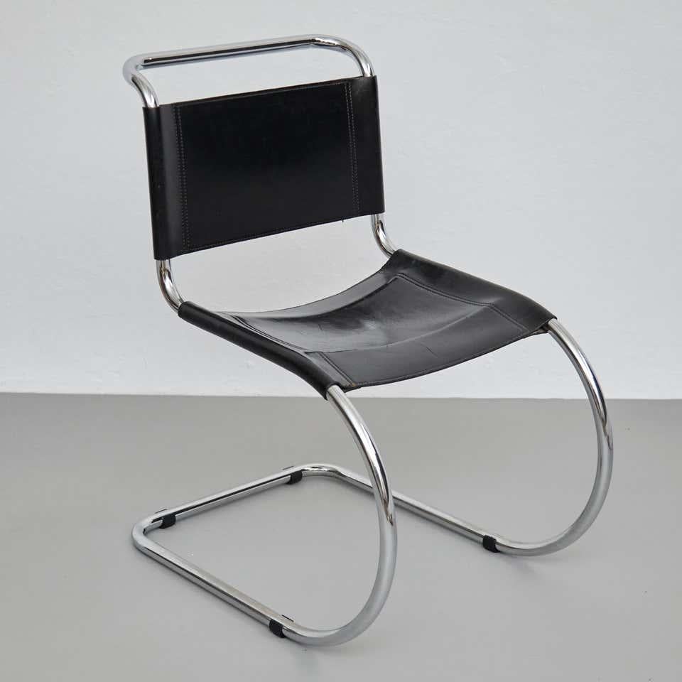 Mies van der Rohe Set of 4 MR10 Black Leather Easy Chairs, circa 1960 In Good Condition In Barcelona, Barcelona