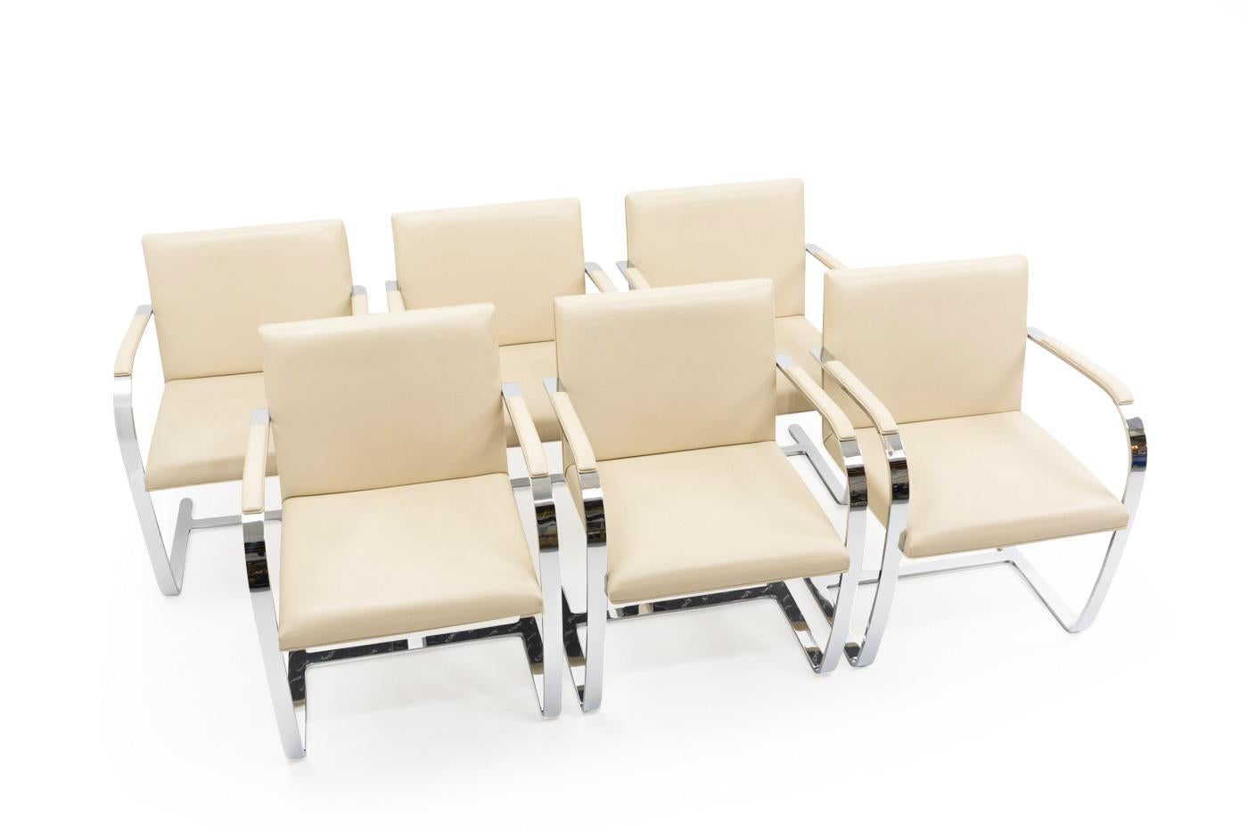 Satz von sechs BRNO-Stühlen von Ludwig Mies van der Rohe, hergestellt von Knoll in den 1990er Jahren.

Diese Freischwinger wurden ursprünglich in den 1930er Jahren für das Esszimmer der Villa Tugendhat in BRNO (Tschechische Republik) entworfen.