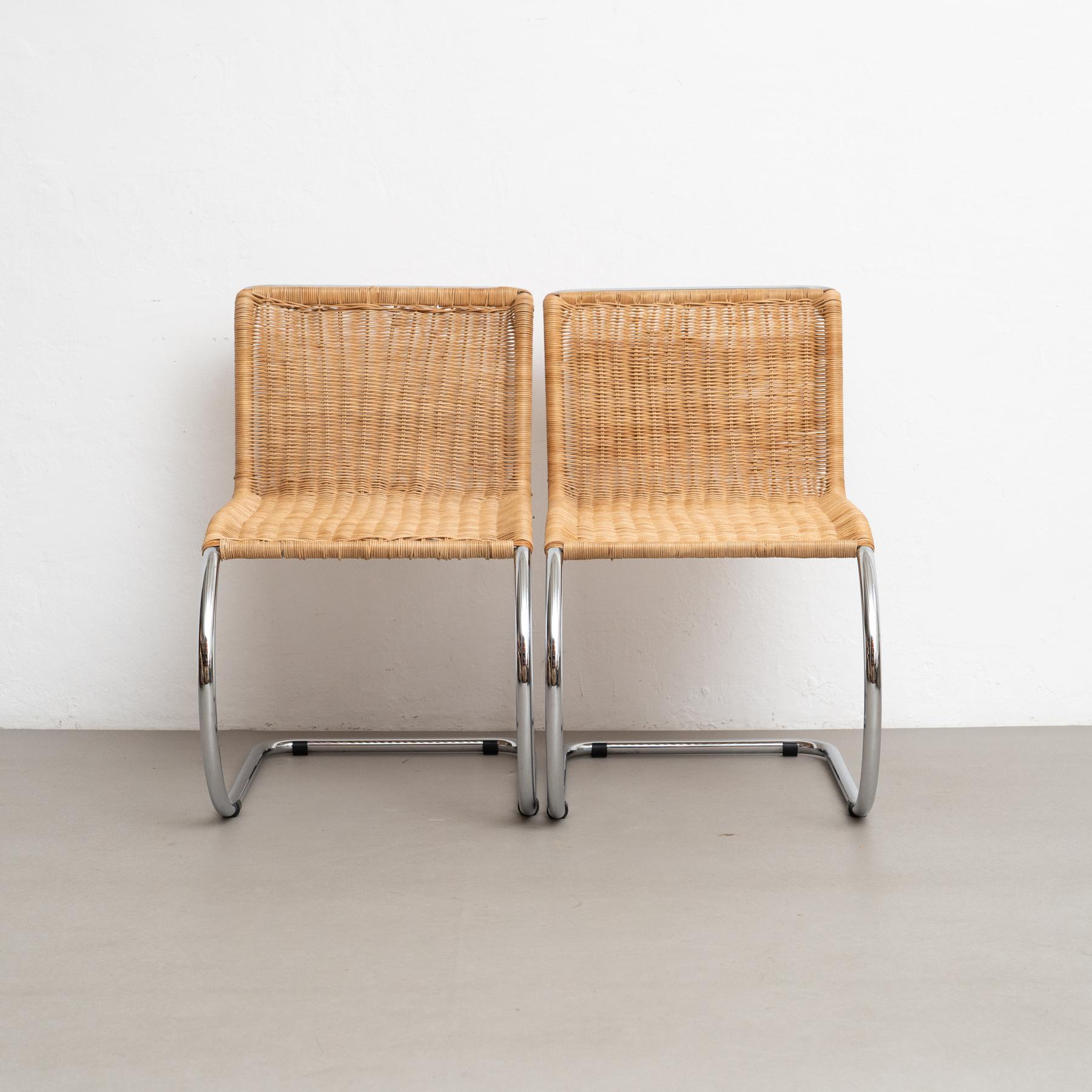 Mies van der Rohe Set di due poltrone mr20., circa 1928, per Tecta.
Telaio tubolare in acciaio cromato.

In buone condizioni originali, conserva una bella patina, con lievi segni di usura dovuti all'età e all'uso.

Ludwig Mies van der Rohe (1886 -