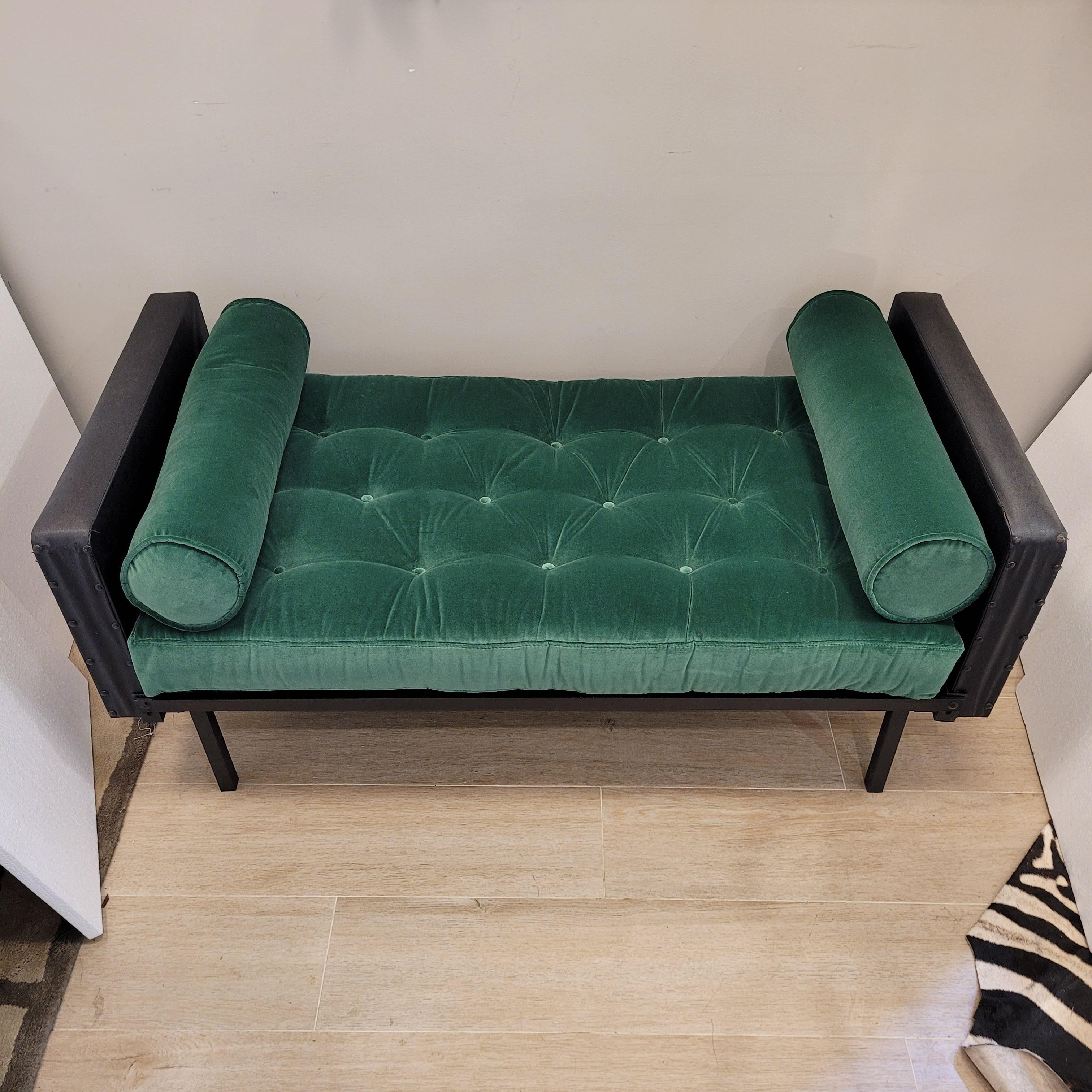 Extraordinary daybed following the lines of the Modern Movement of the mid-twentieth century, with Mies van der Rohe being one of the greatest representatives. It has a very light metal structure, supported on 4 slender square legs. The armrests