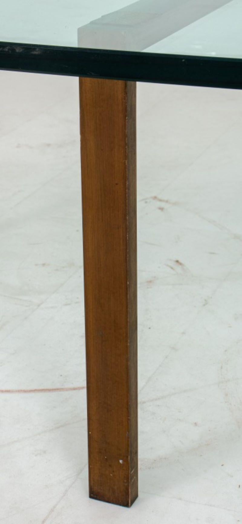 Mies van der Rohe Stil: Niedriger Tisch aus Messing und Glas (20. Jahrhundert) im Angebot