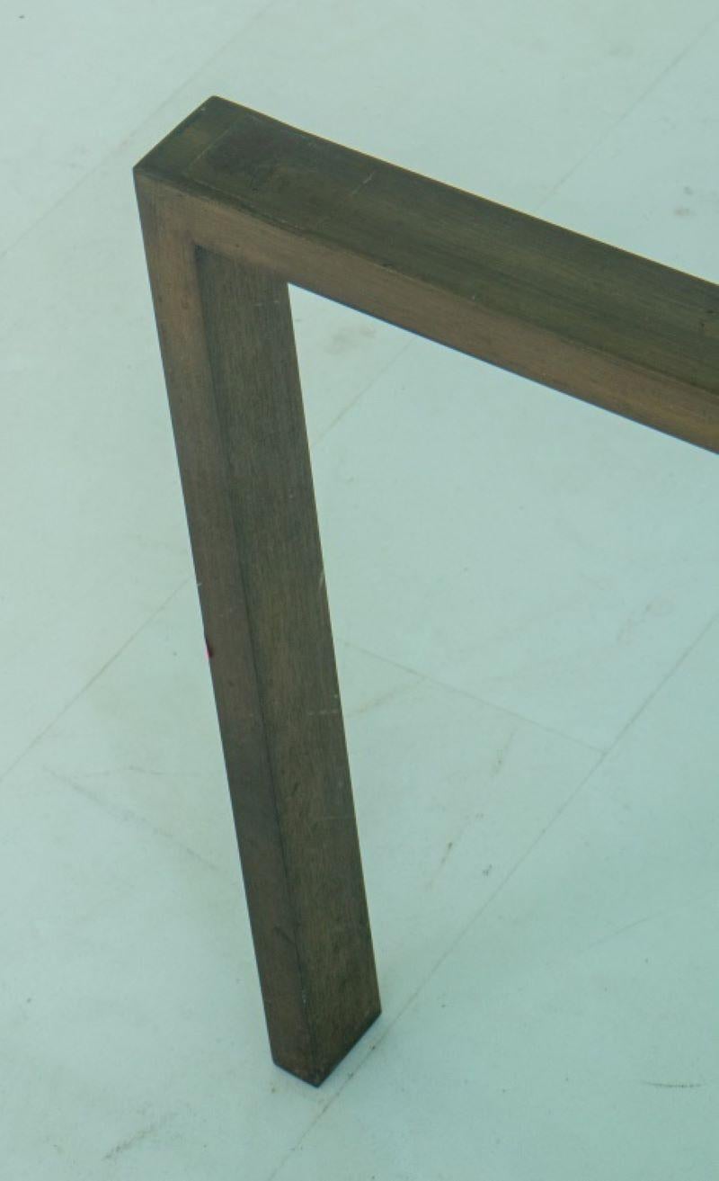Mies van der Rohe Stil: Niedriger Tisch aus Messing und Glas im Angebot 1