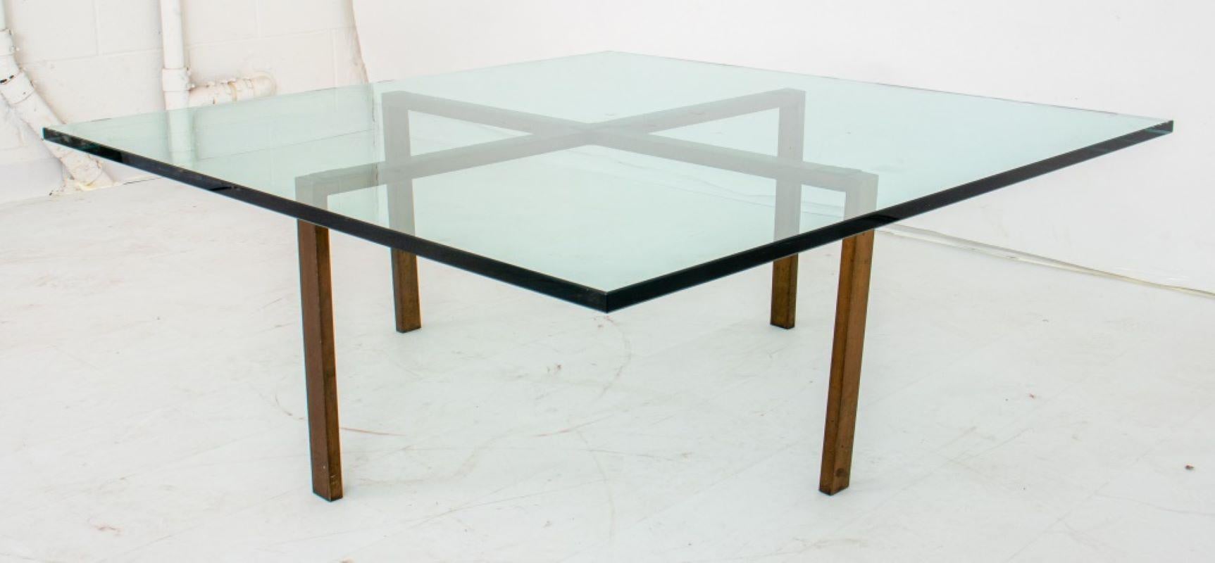 Mies van der Rohe Stil: Niedriger Tisch aus Messing und Glas im Angebot 2