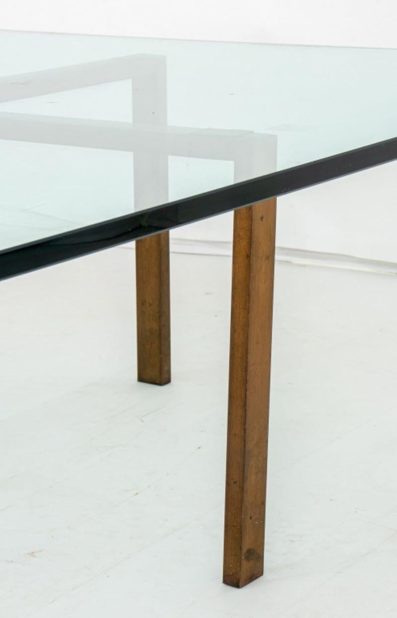Mies van der Rohe Stil: Niedriger Tisch aus Messing und Glas im Angebot 3