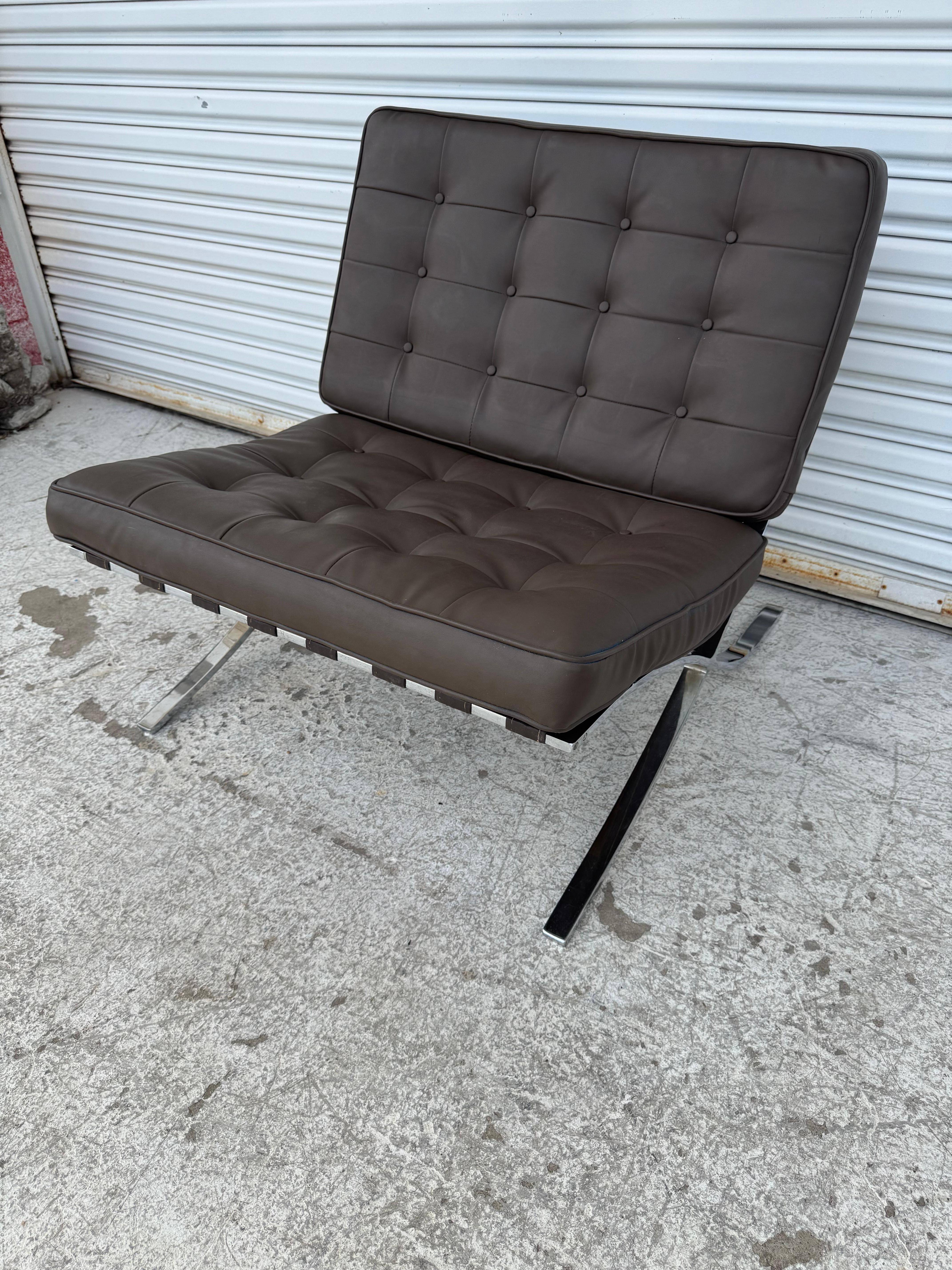 Un classico dello stile di Mies Van Der Rohe, questa sedia è dotata di cuscini per la seduta e lo schienale che si adattano alla curva del telaio, saldato in un unico pezzo in acciaio inox piatto per una maggiore durata. L'acciaio inossidabile è