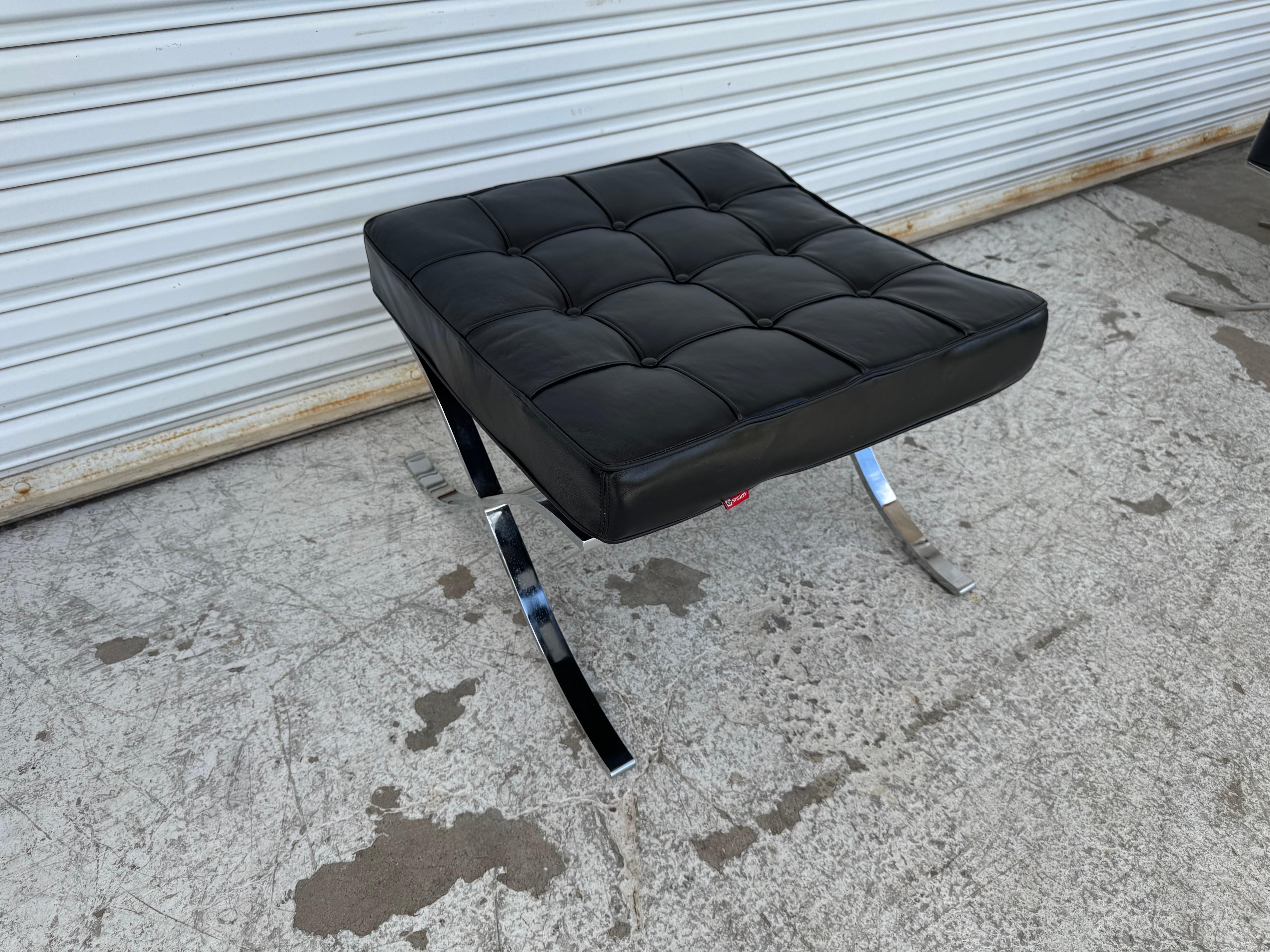 Acciaio inossidabile Pouf Barcellona in pelle in stile Mies van der Rohe di Artesian (2 disponibili) in vendita