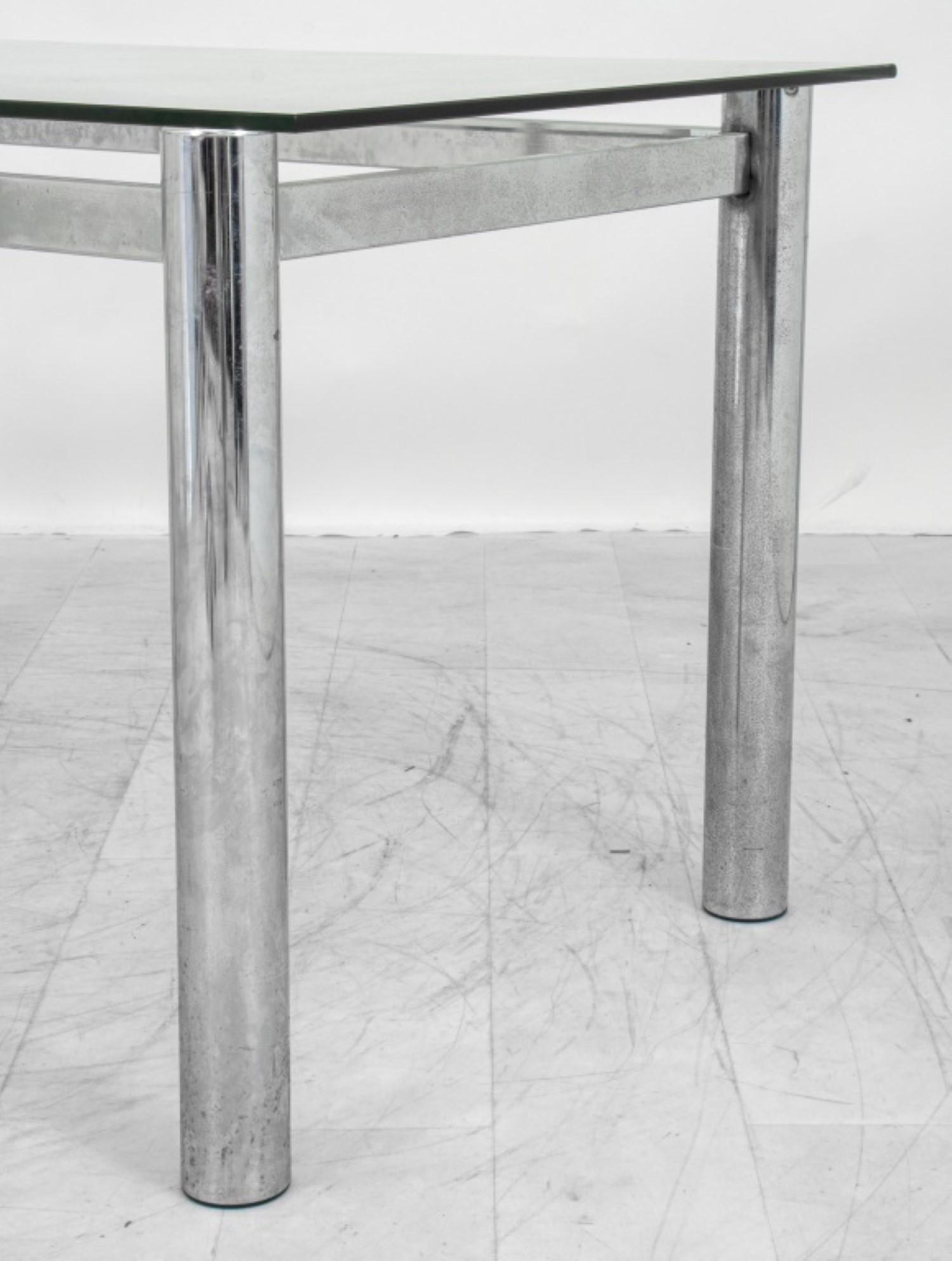 
Der Schreibtisch aus Stahl und Glas im Stil von Ludwig Mies van der Rohe,

 messen ungefähr 30 Zoll in der Höhe, 60 Zoll in der Breite und 30 Zoll in der Tiefe.




