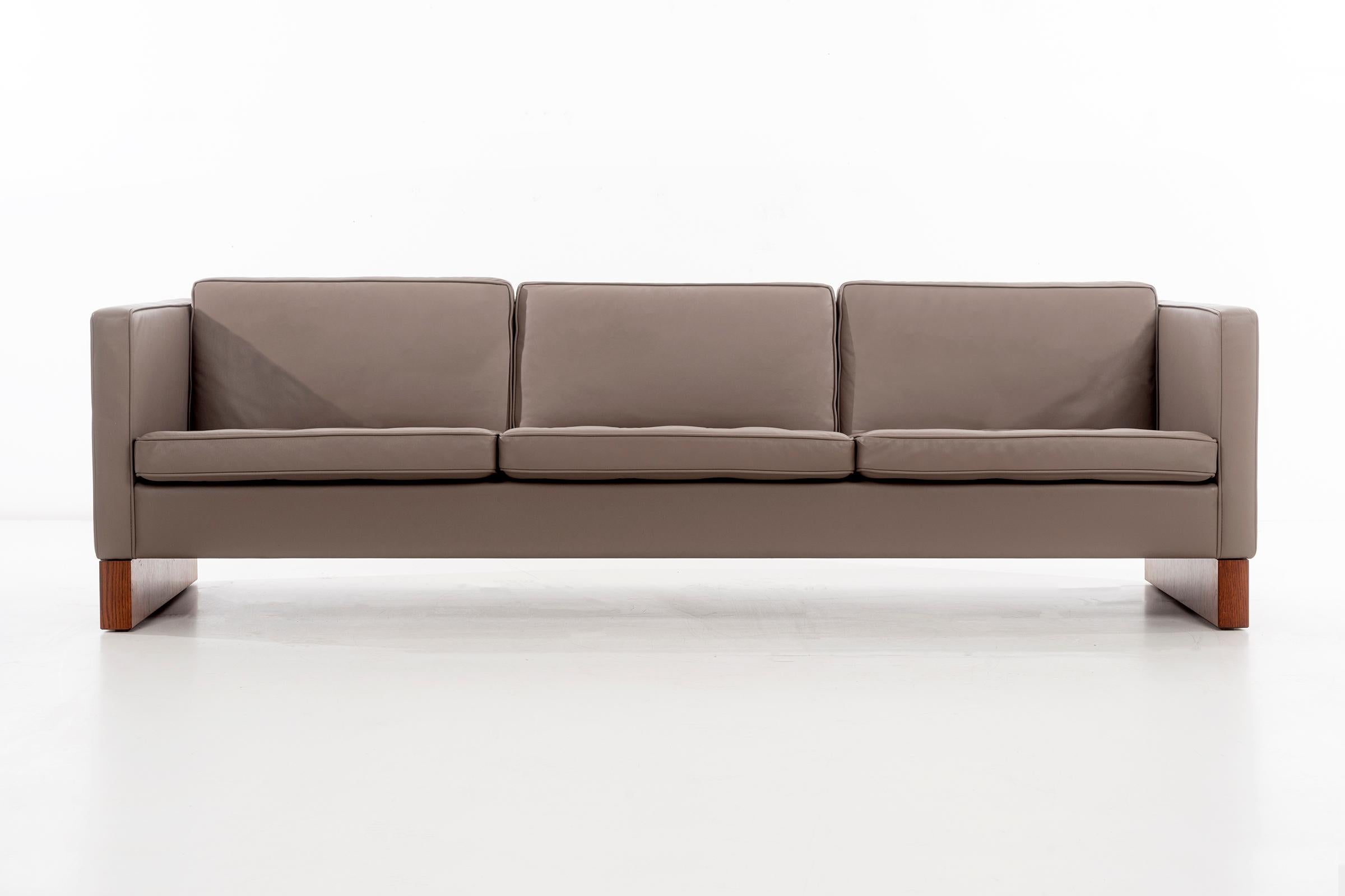 Mies Knoll Production Dreisitzer-Sofa, neu gepolstert mit Spinneybeck-Leder aus anilingefärbten Häuten, getuftete Sitzlehnen mit Daunen- und Schaumstofffüllung im Inneren.
Sockelstützen aus Palisanderholz.
Dieses Sofadesign stammt aus einem