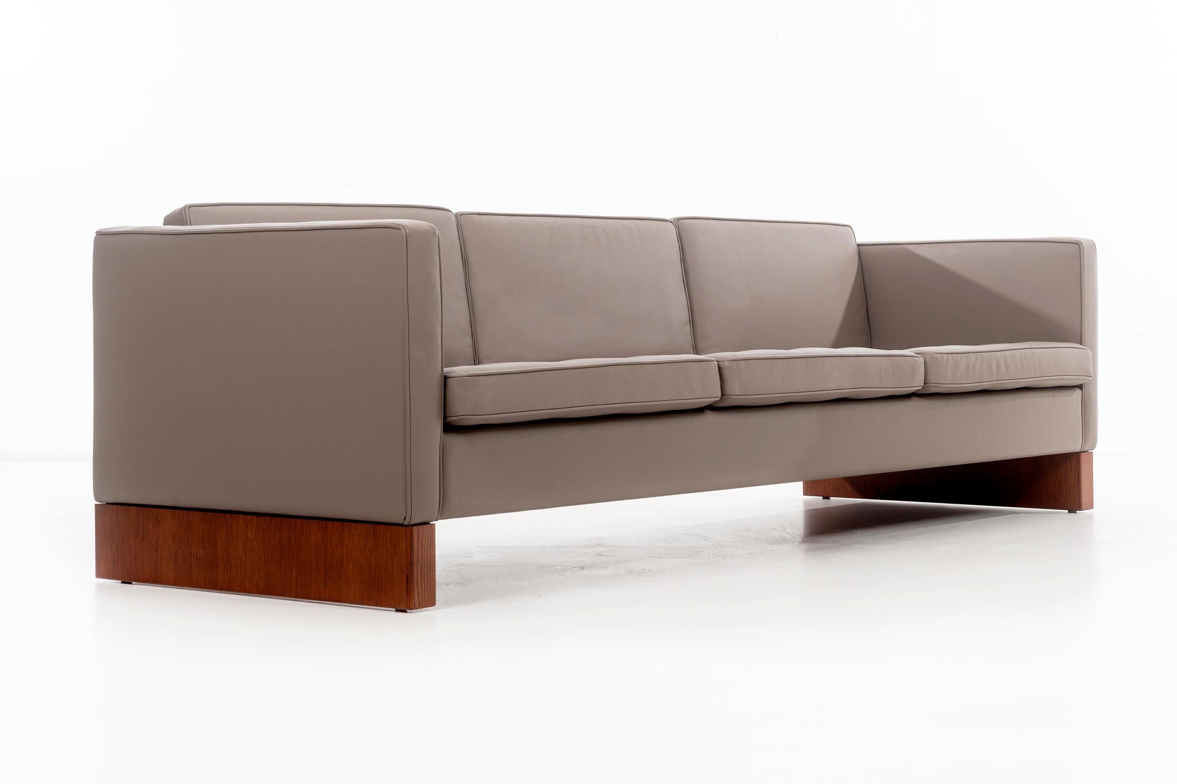Mies van der Rohe Dreisitzer-Sofa im Zustand „Hervorragend“ im Angebot in Chicago, IL
