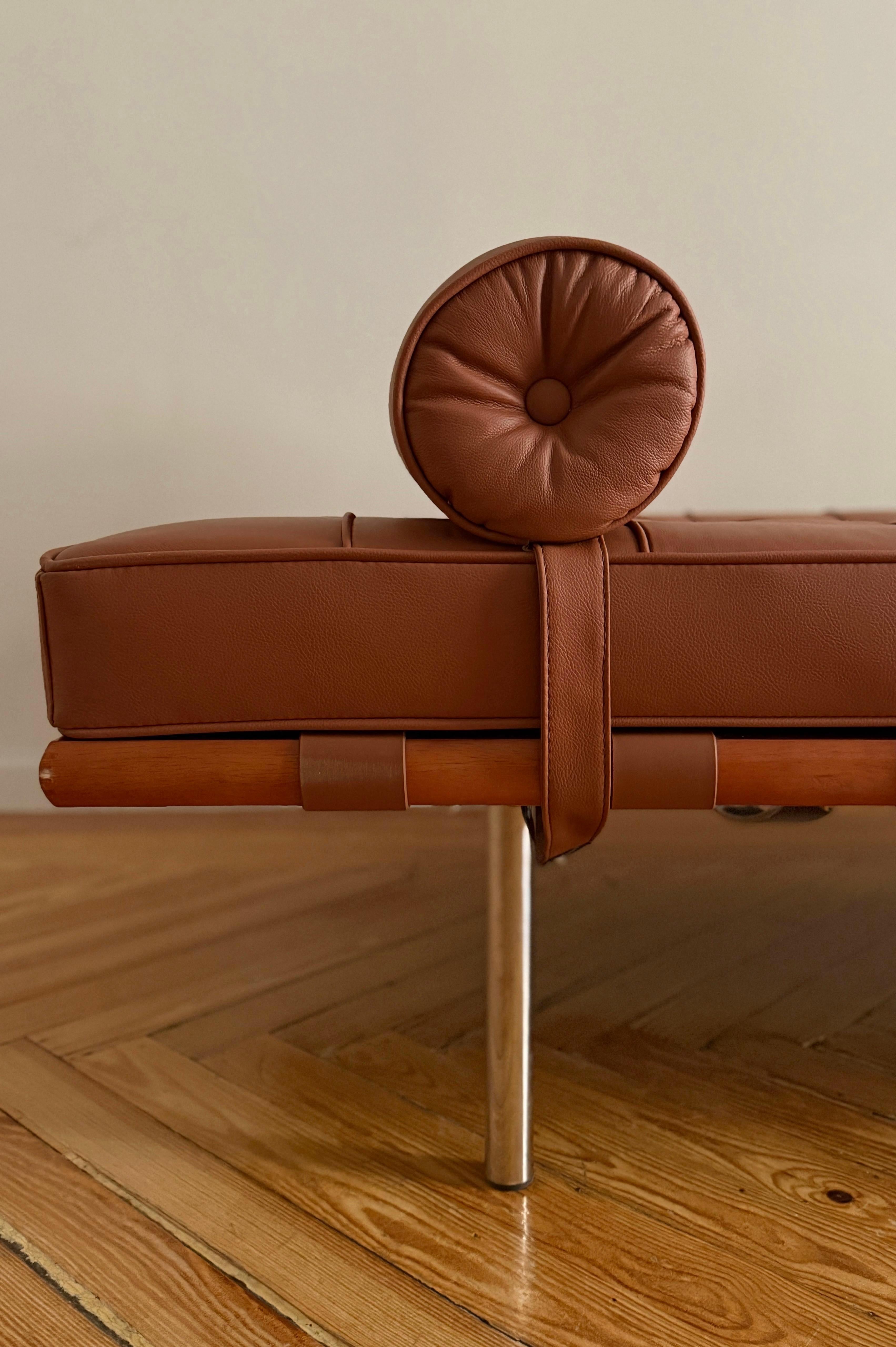 Chaise longue de Barcelone conçue par Ludwig Mies van der Rohe en 1929 pour le pavillon allemand de l'exposition internationale de Barcelone. Structure en acier inoxydable et revêtement en cuir tufté. Barcelone, 20e siècle.

Longueur : 190