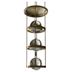 Lampadario verticale Miessa Small per ambienti con soffitti alti e vibrazioni art-deco