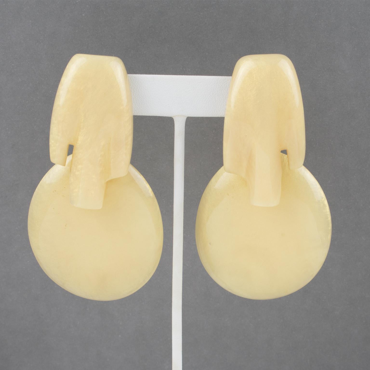 Migeon and Migeon Paris Yellow Pearlized Resin Clip Earrings In Excellent Condition For Sale In Atlanta, GA