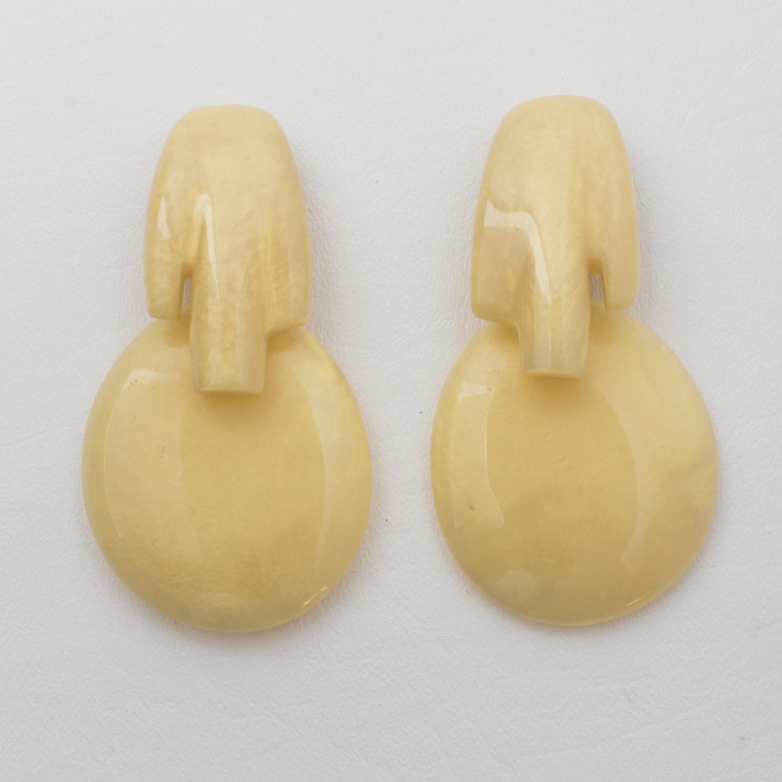Migeon and Migeon Paris Yellow Pearlized Resin Dangle Clip Earrings In Excellent Condition For Sale In Atlanta, GA